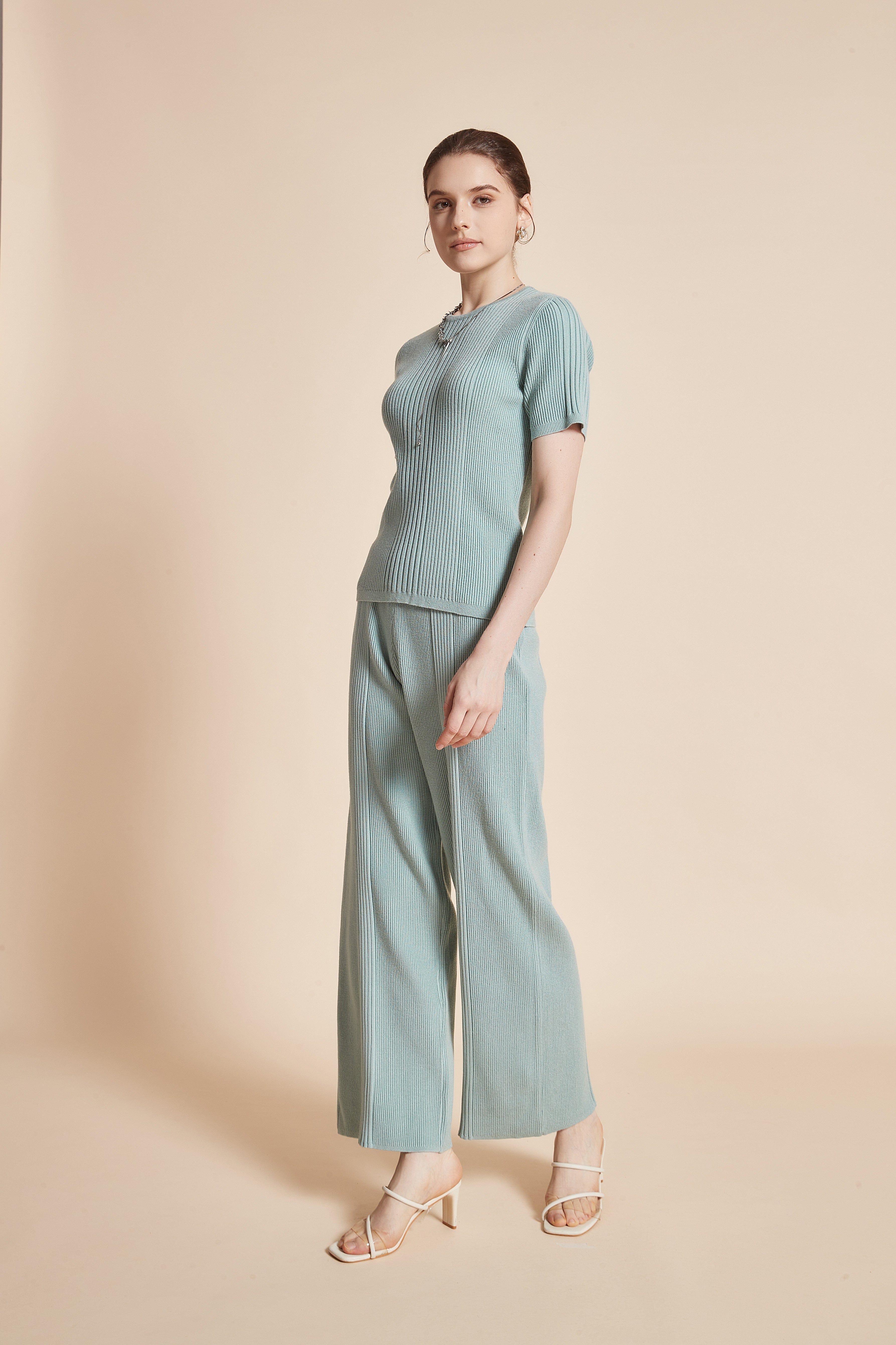 يولا بلوزة نسائية نصف كم برقبة دائرية