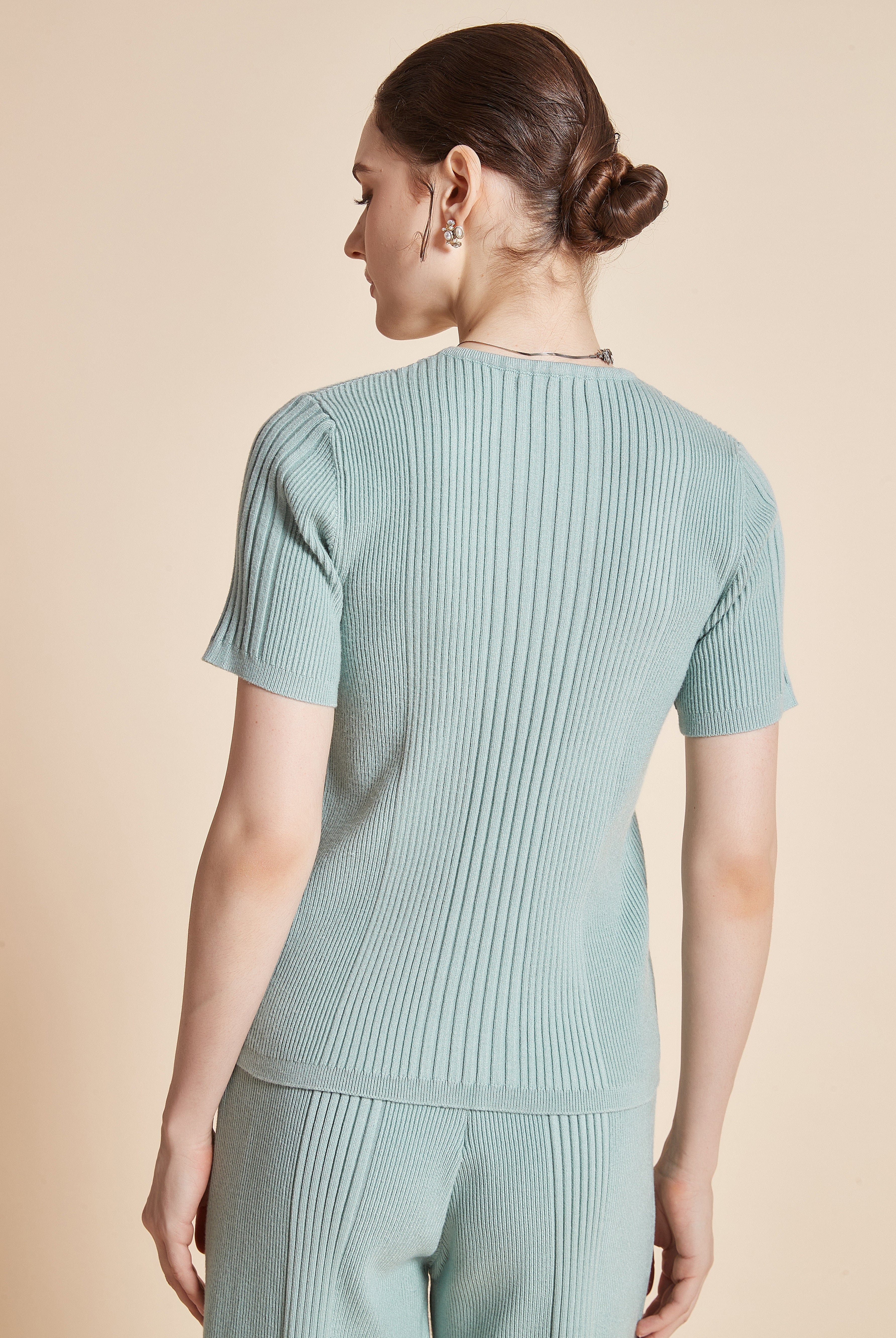 يولا بلوزة نسائية نصف كم برقبة دائرية