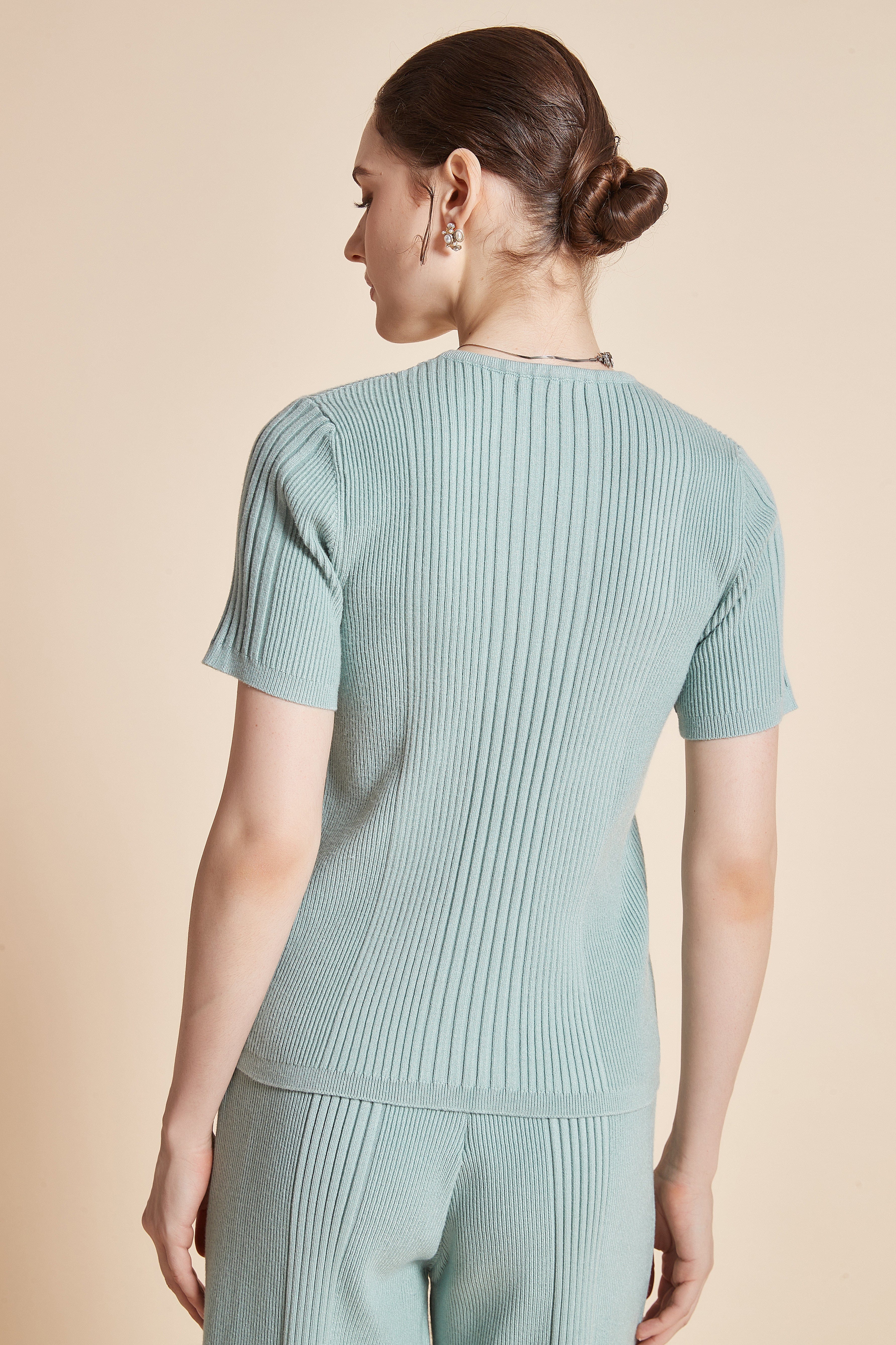 يولا بلوزة نسائية نصف كم برقبة دائرية