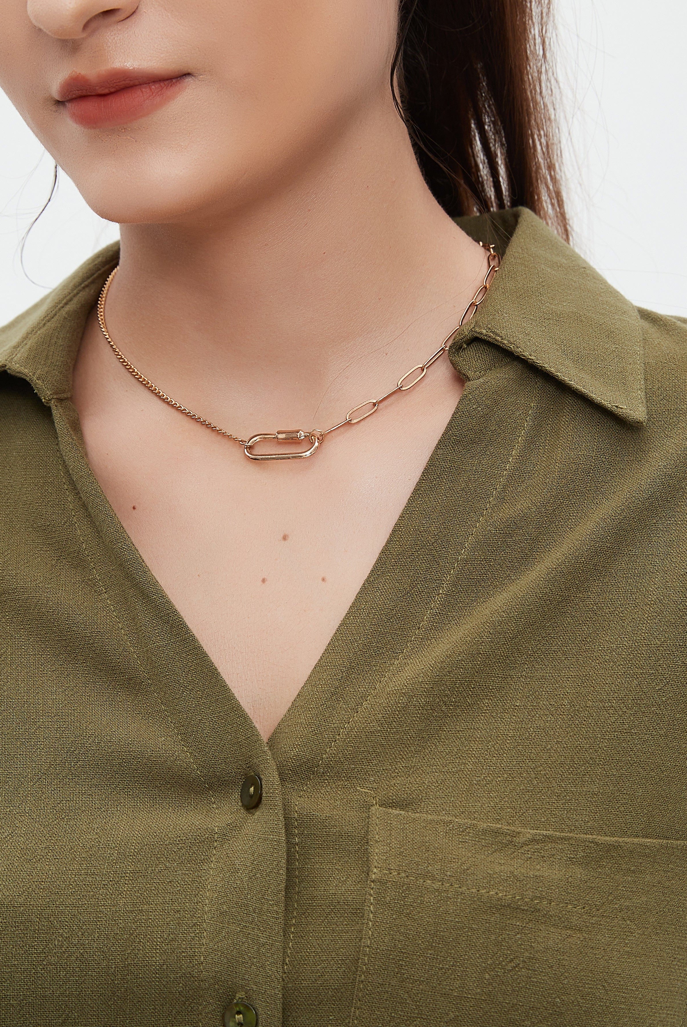 نتشي قميص طويل الأكمام سادة بجيب على الصدر