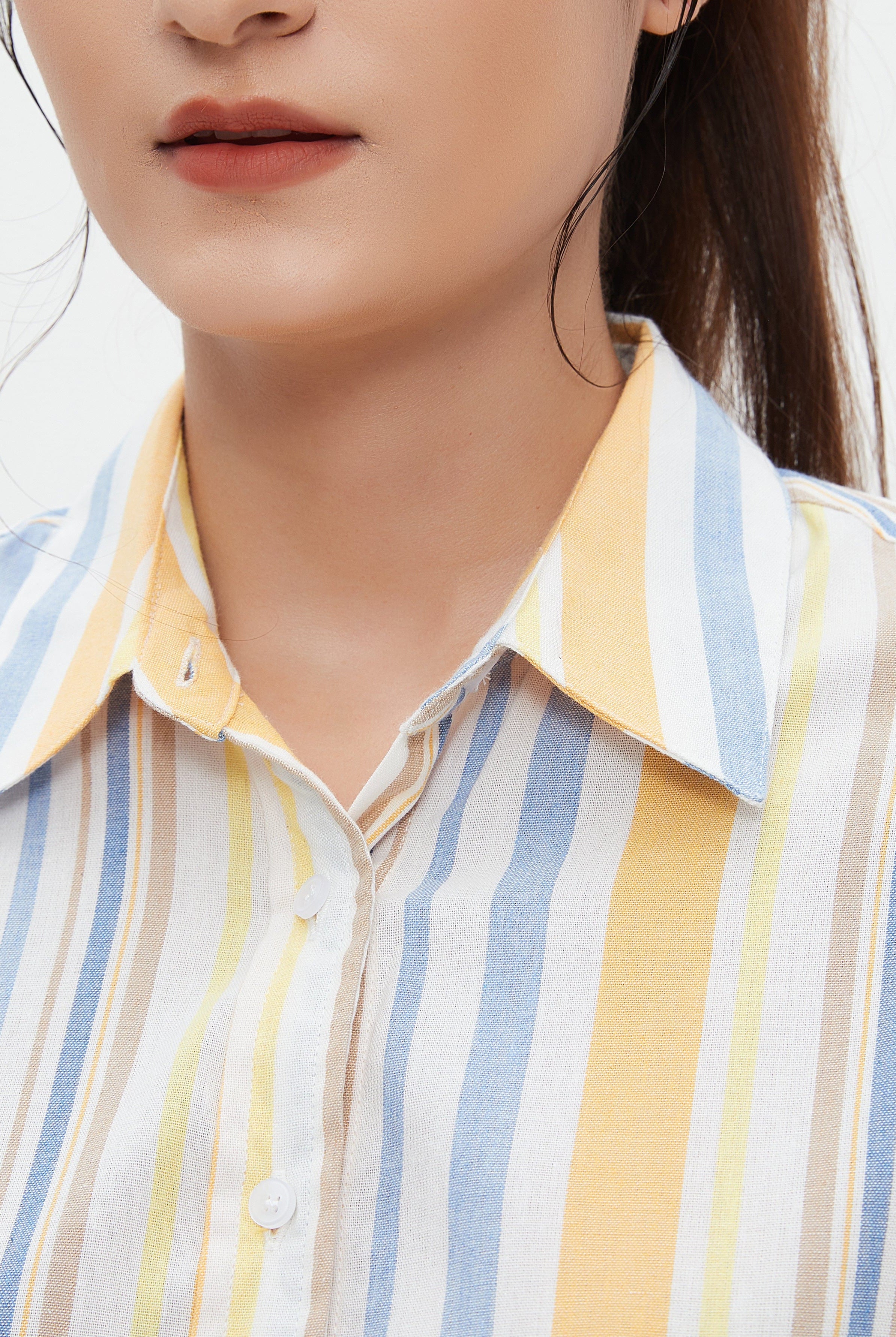 ميكا بلوزة نسائية بشكل قميص بياقة مخططة بالطول وكم طويل