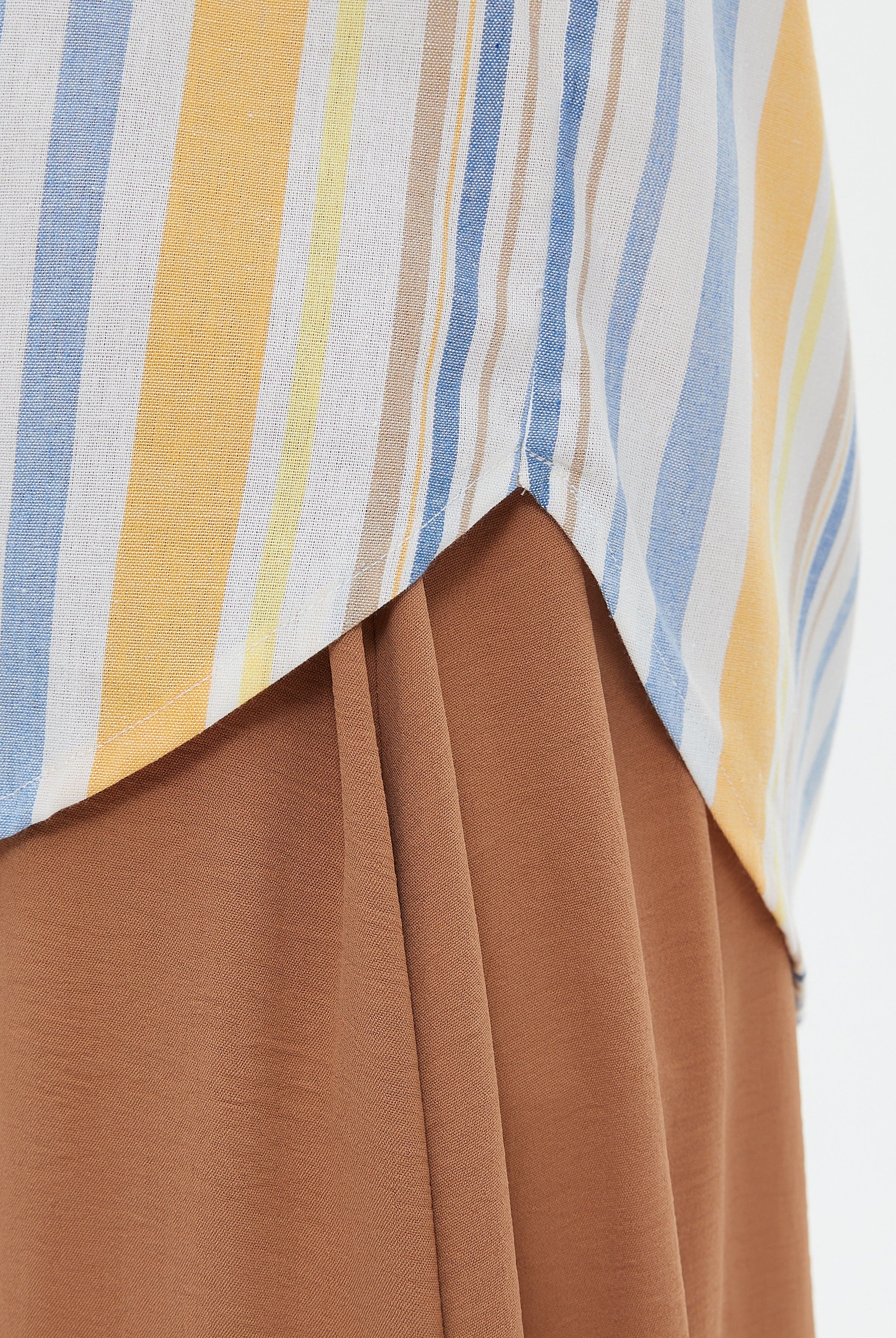 ميكا بلوزة نسائية بشكل قميص بياقة مخططة بالطول وكم طويل