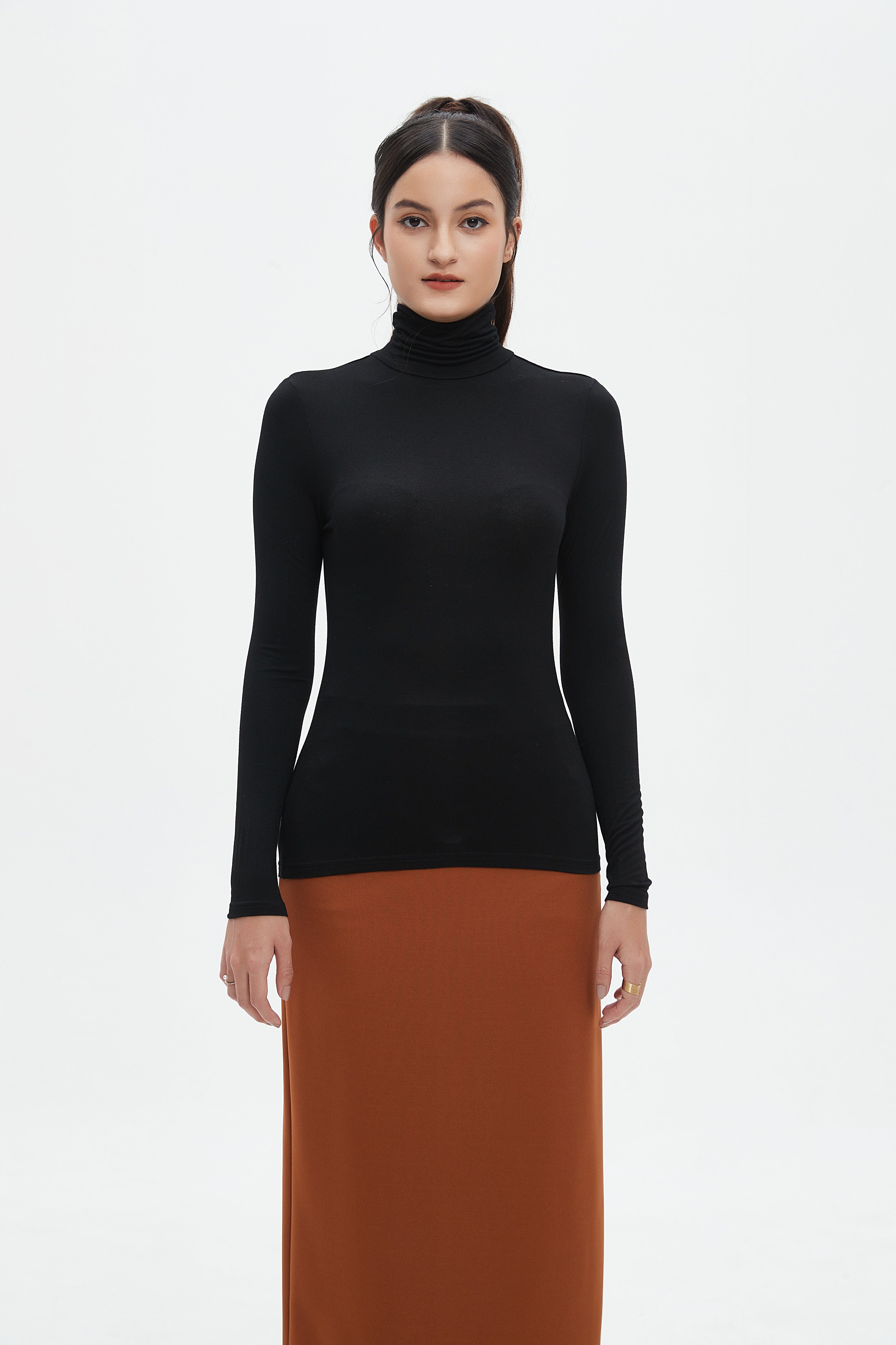 نتشي بلوزة سادة كم طويل برقبة مرتفعة