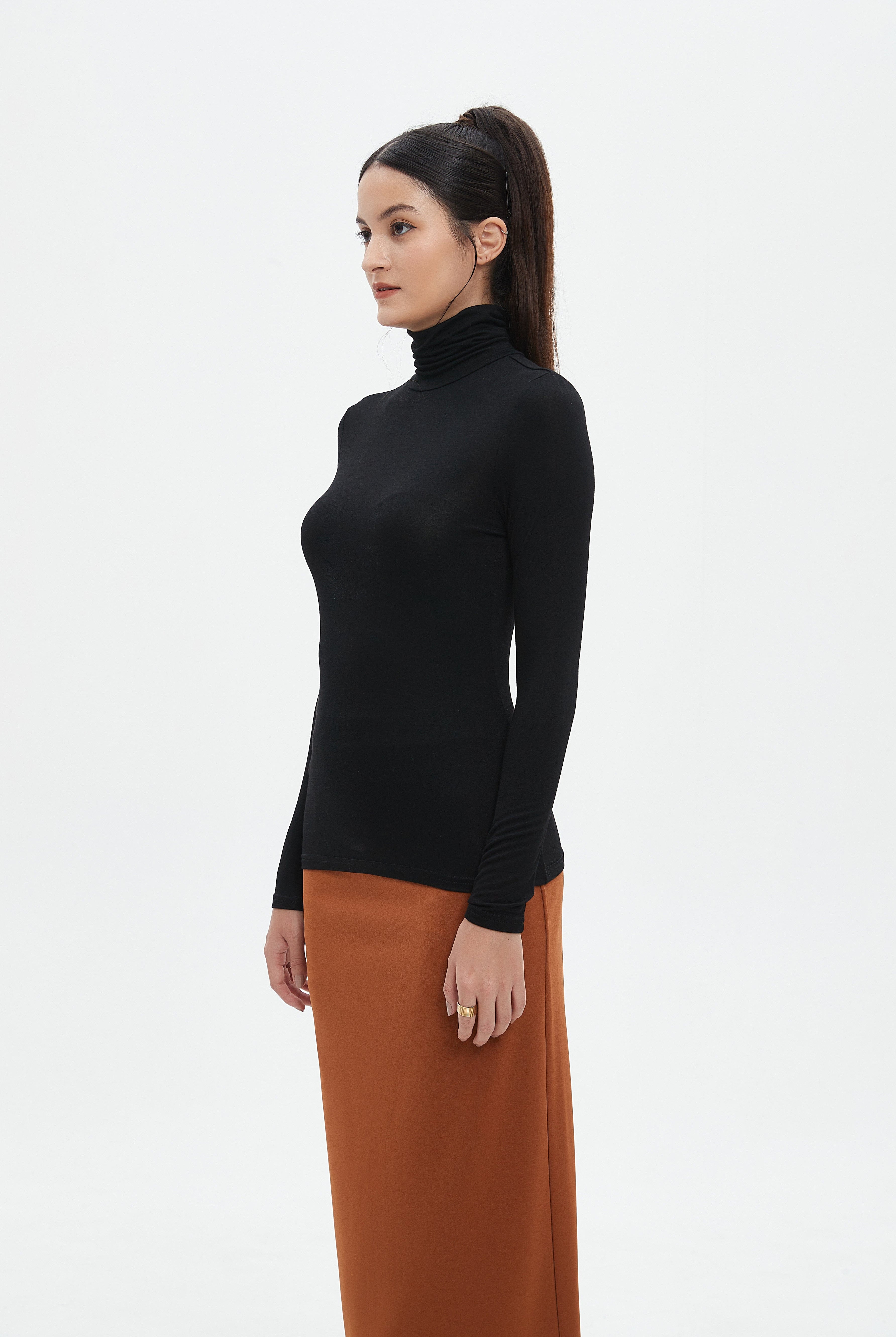 نتشي بلوزة سادة كم طويل برقبة مرتفعة