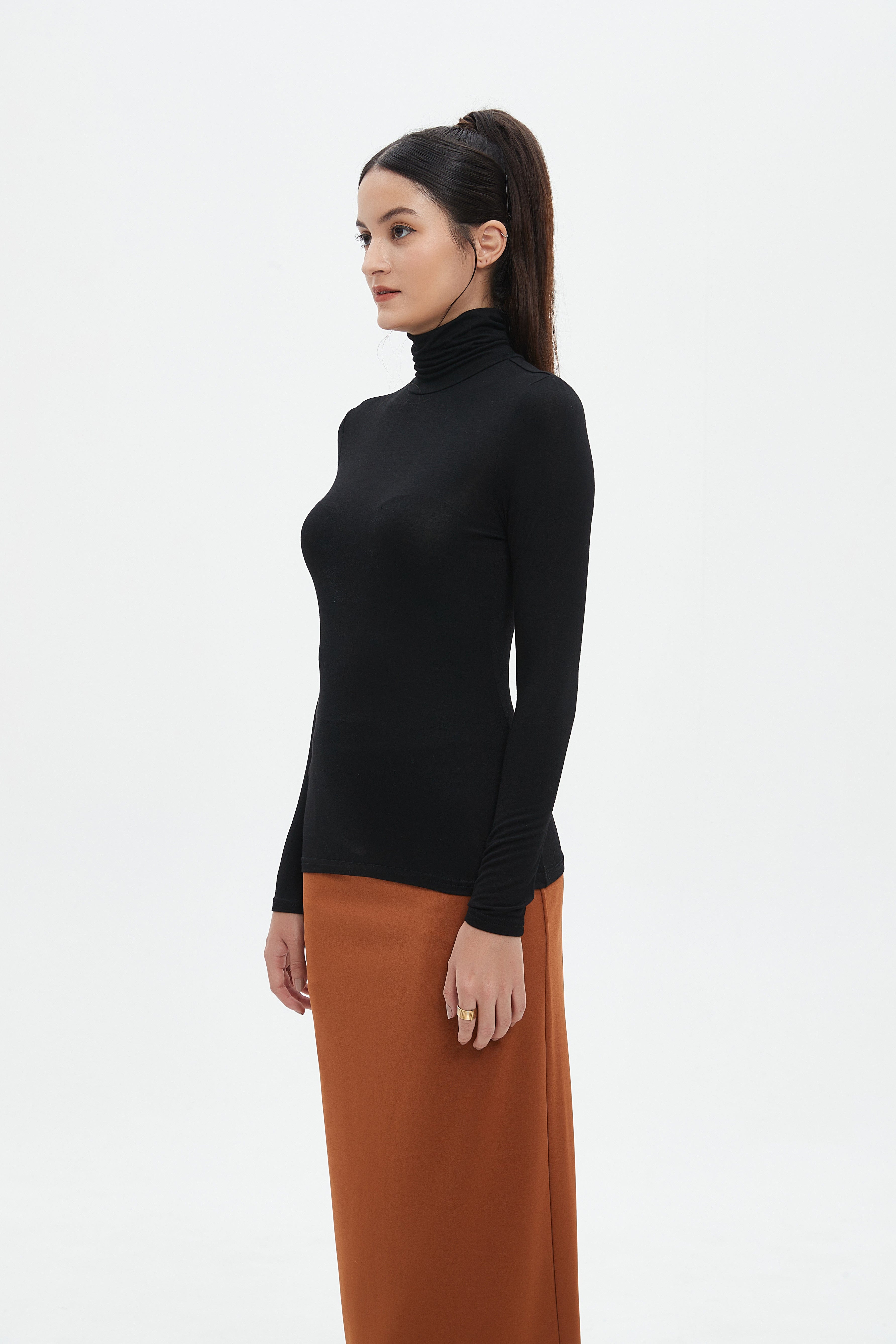 نتشي بلوزة سادة كم طويل برقبة مرتفعة