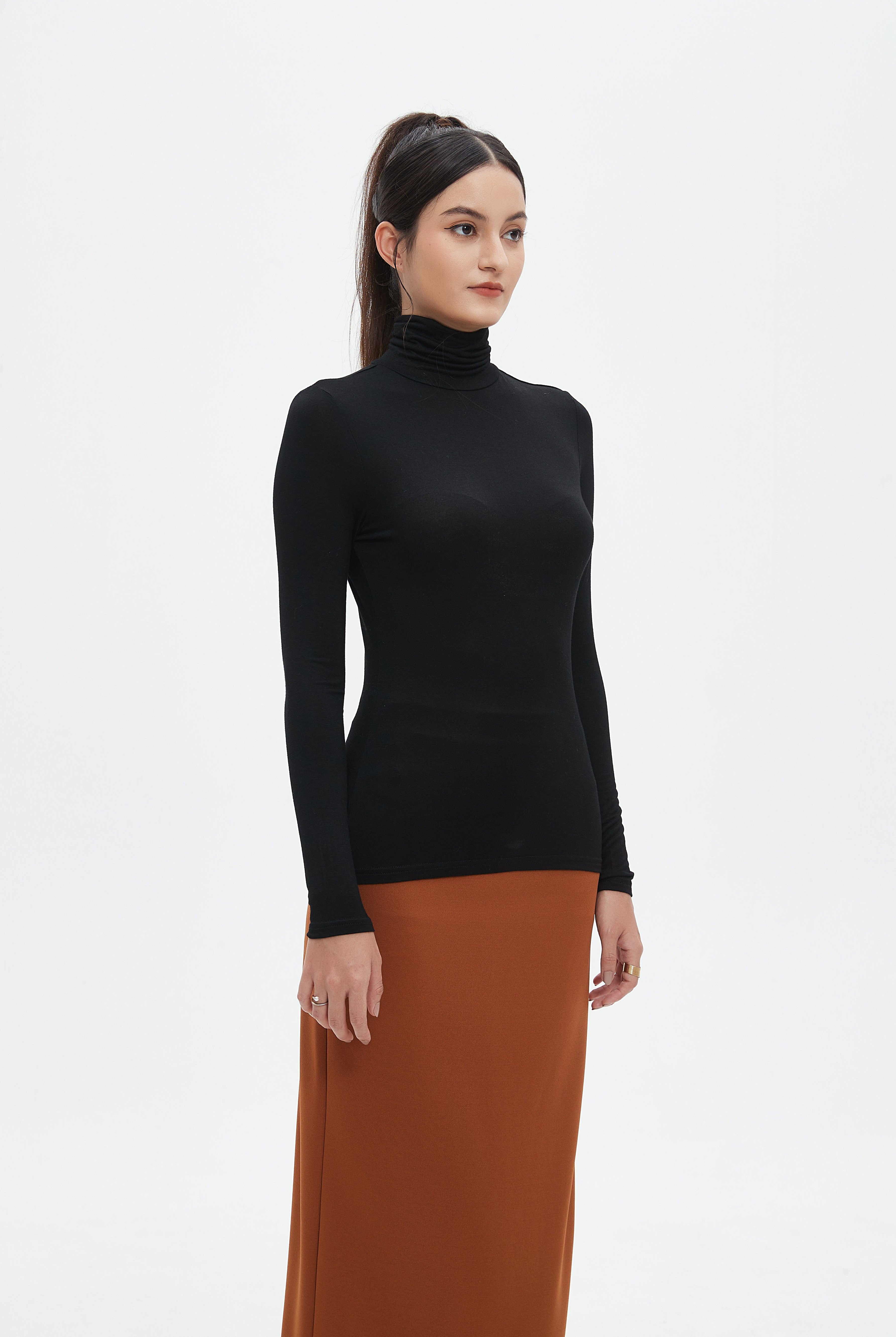 نتشي بلوزة سادة كم طويل برقبة مرتفعة