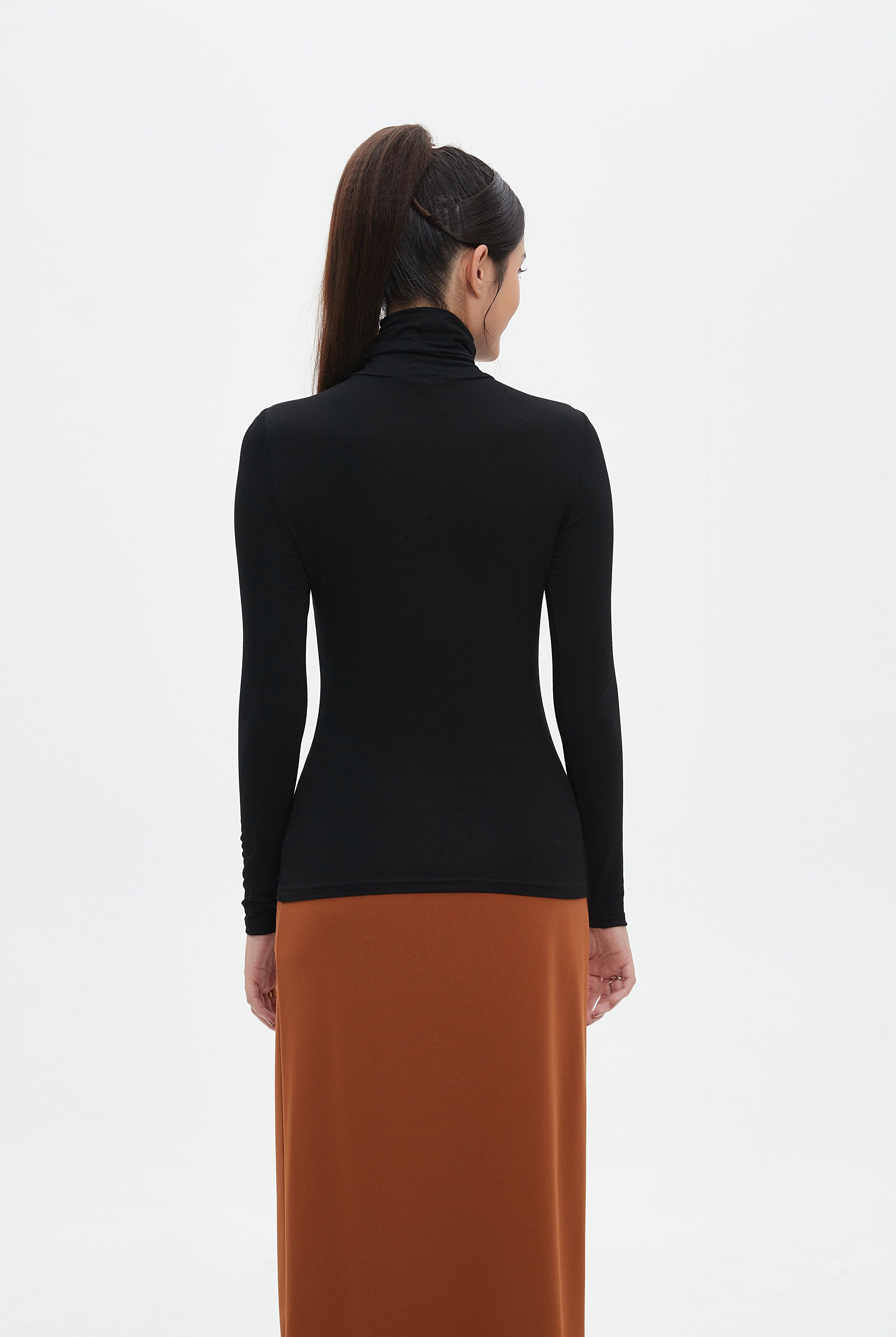 نتشي بلوزة سادة كم طويل برقبة مرتفعة