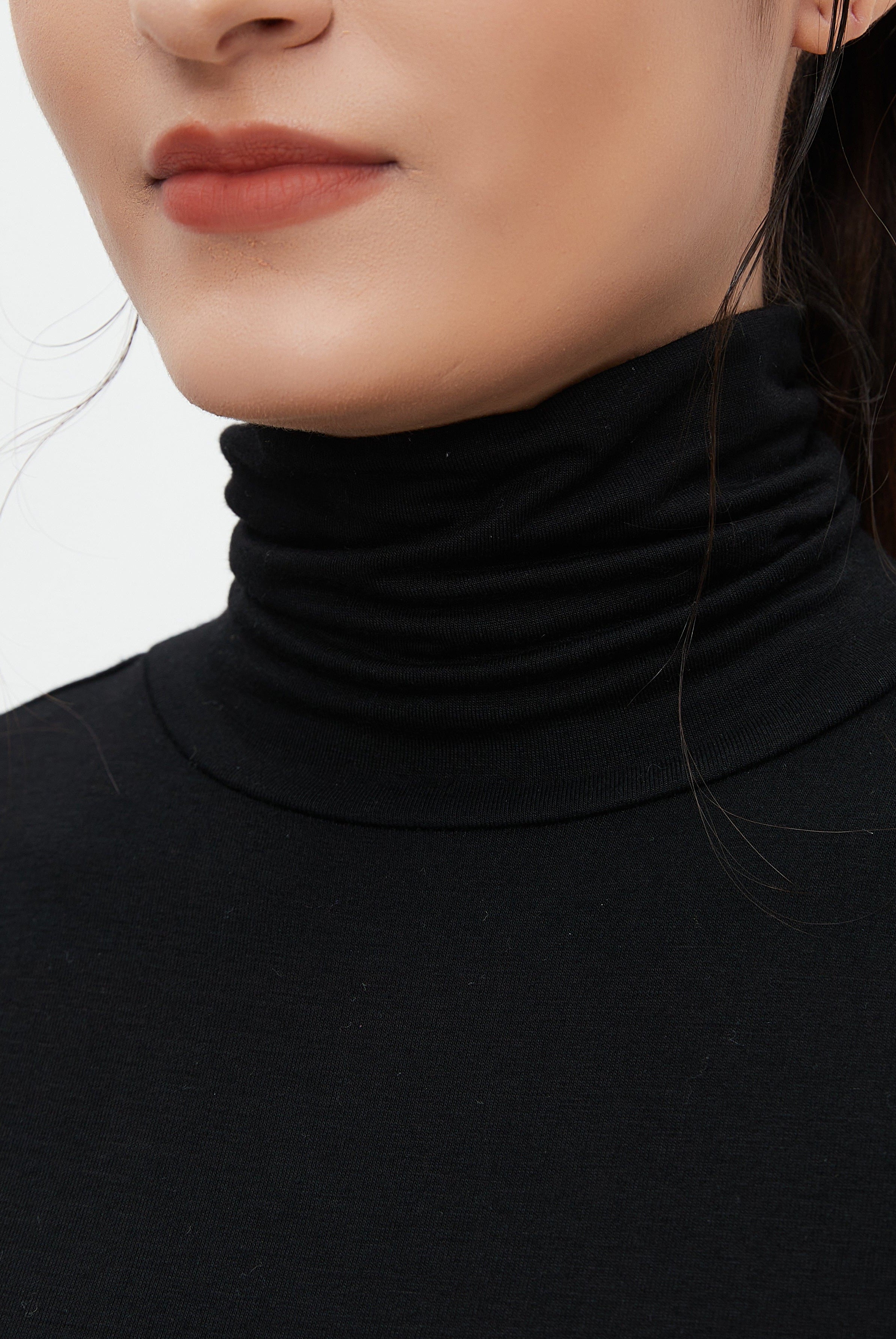 نتشي بلوزة سادة كم طويل برقبة مرتفعة