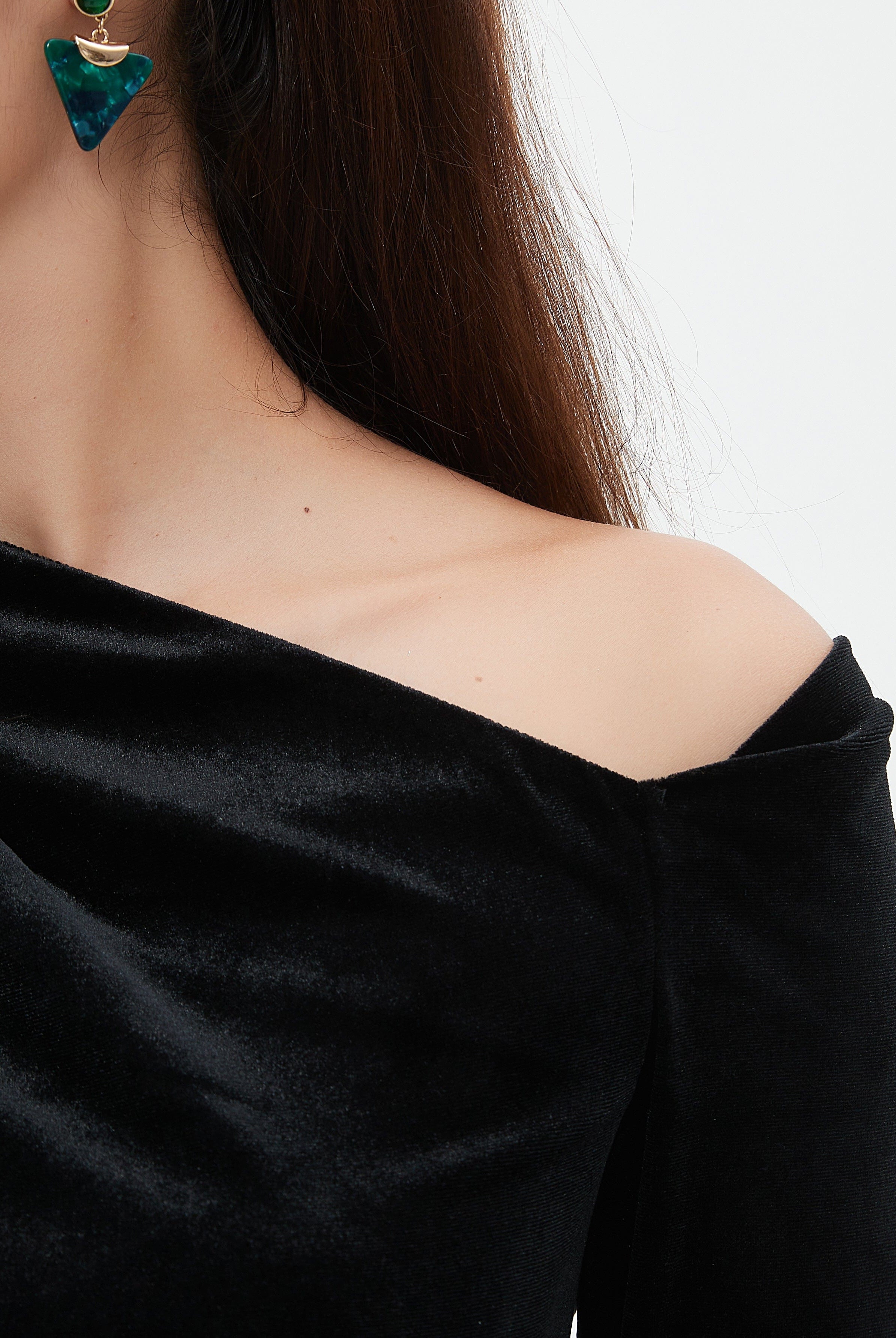 نتشي بلوزة نسائية مخملية اوف شولدر بكم طويل للشتاء