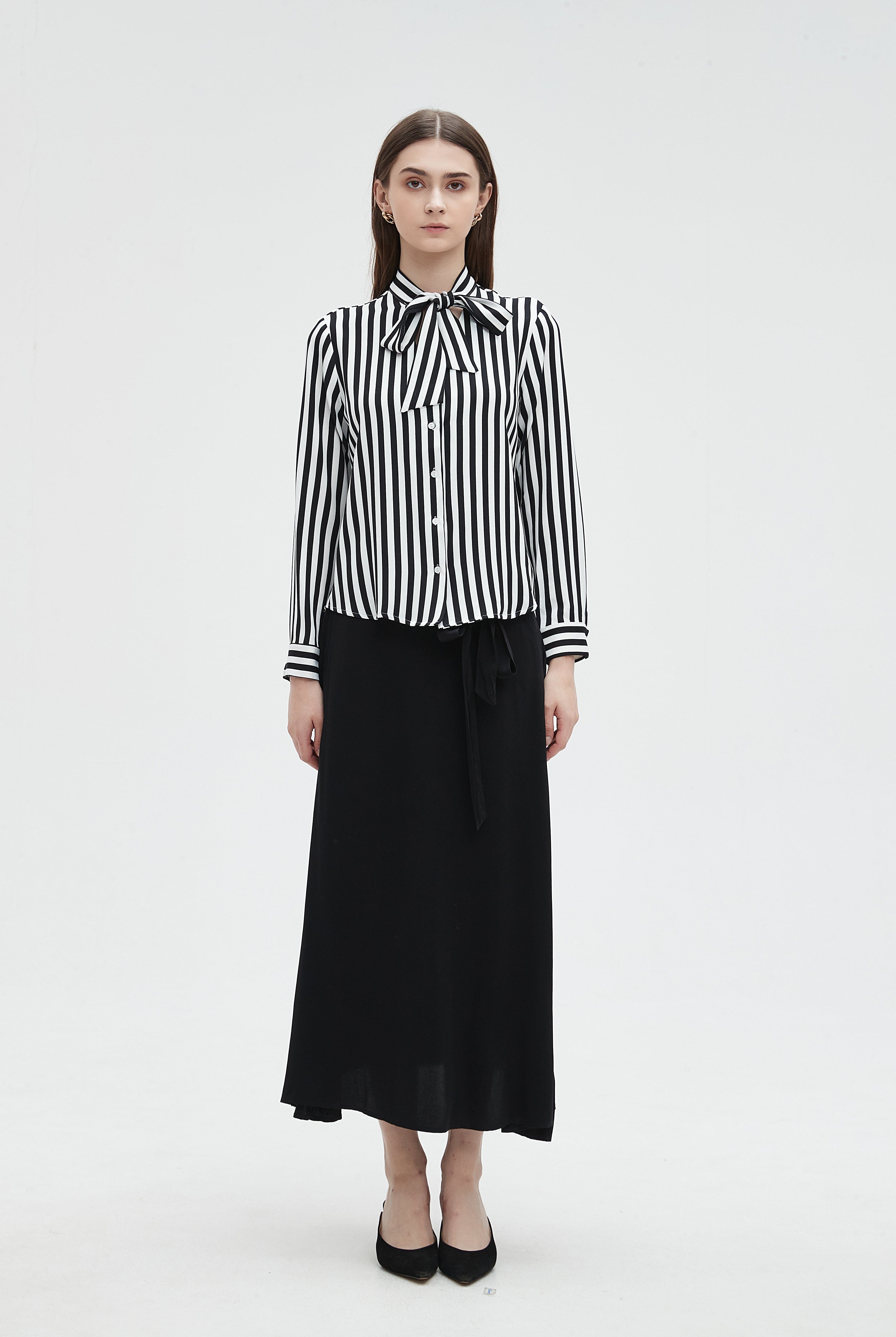 ميكا بلوزة مخططة بالطول بأزرار أمامية برباط على الرقبة نسائي