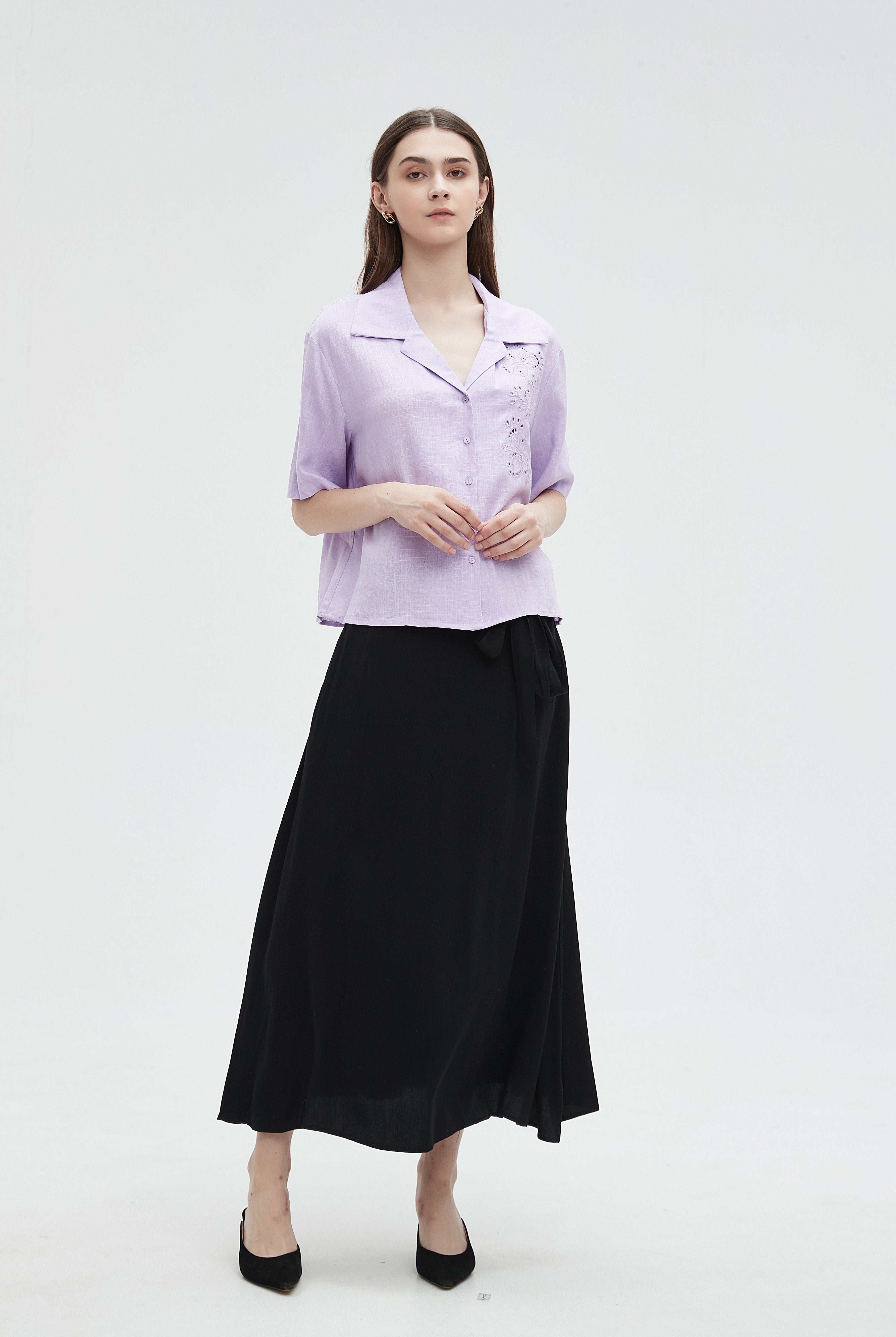 ميكا قميص مخرم من الجانب بأزرار أمامية نص كم نسائي