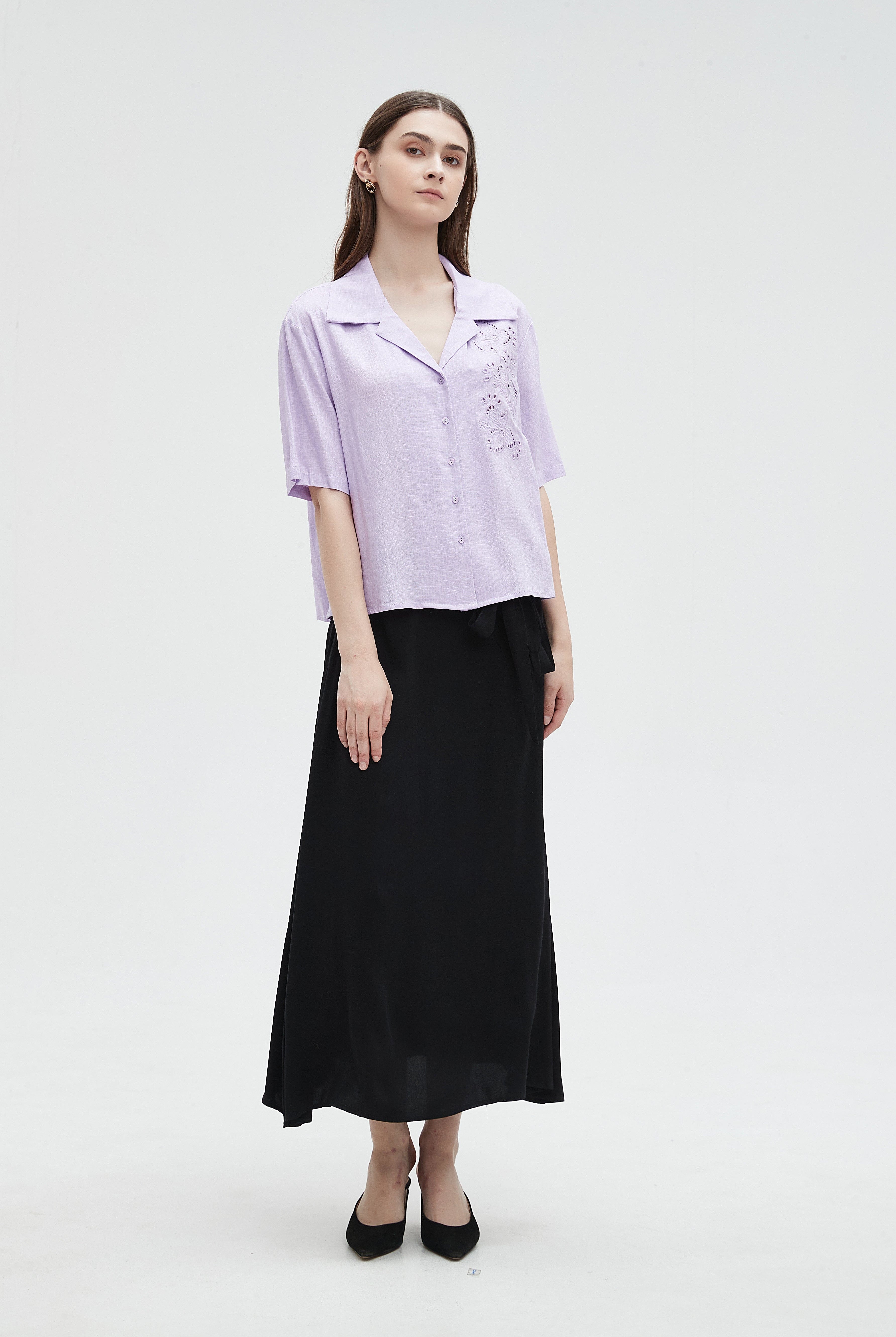 ميكا قميص مخرم من الجانب بأزرار أمامية نص كم نسائي