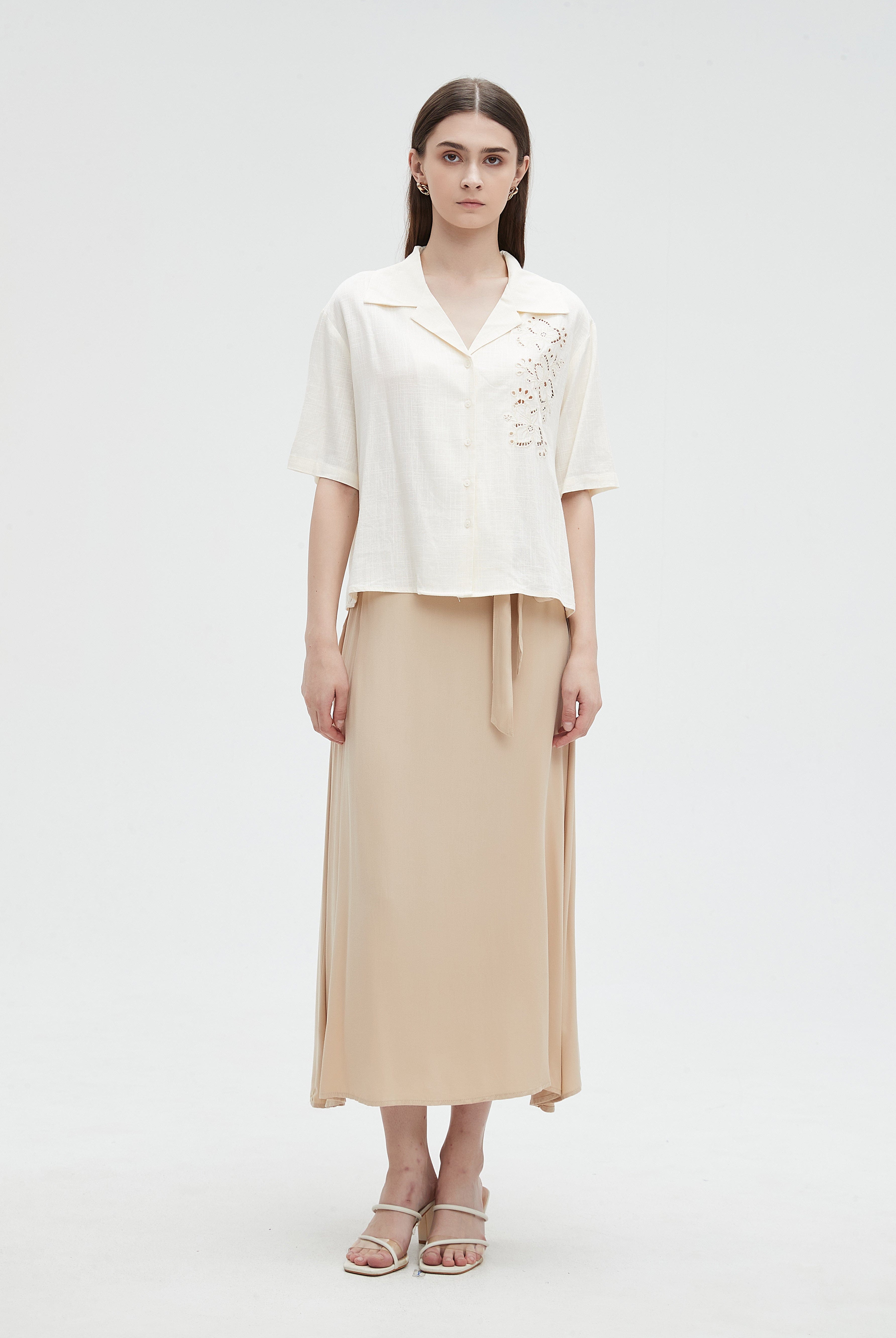 ميكا قميص مخرم من الجانب بأزرار أمامية نص كم نسائي