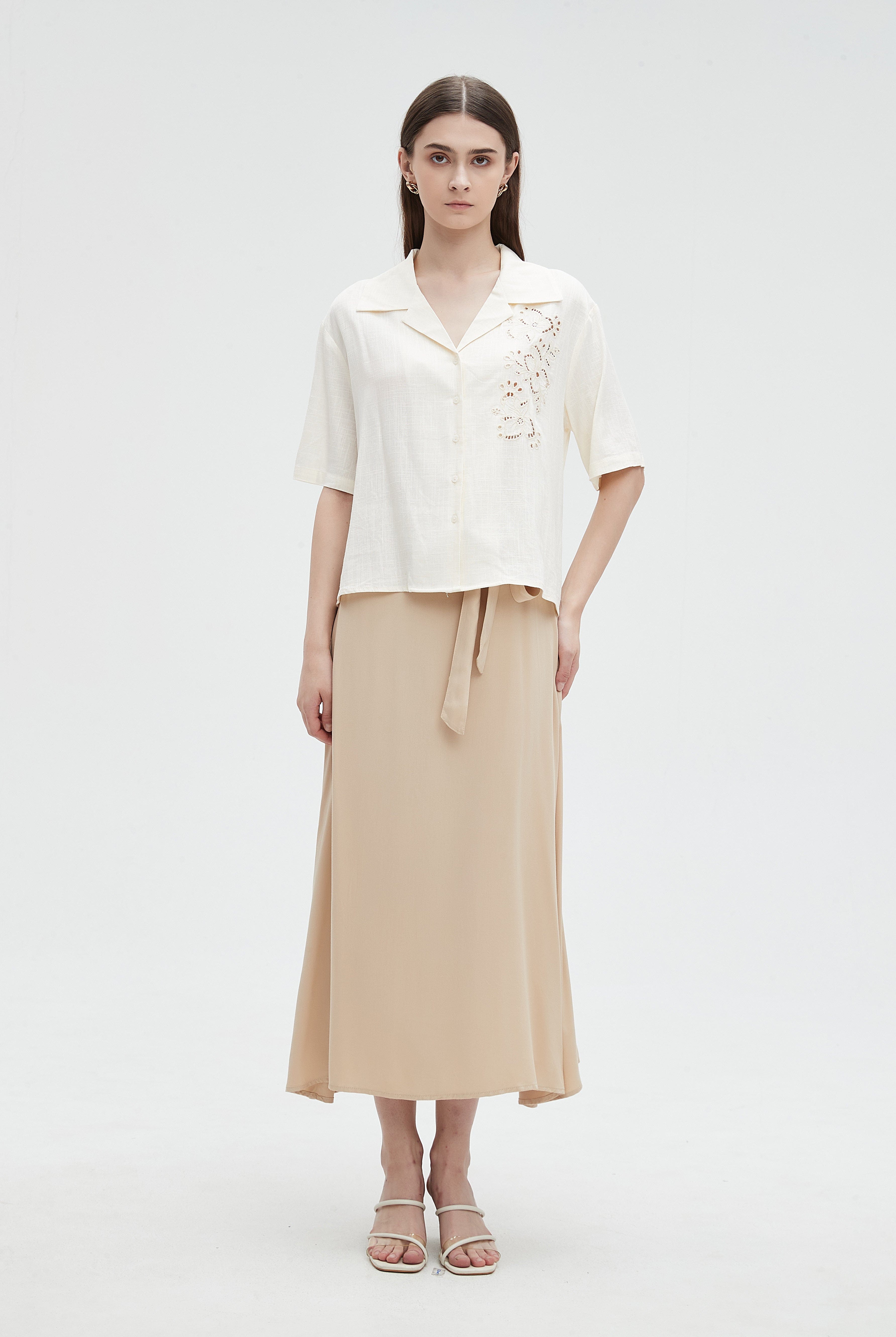 ميكا قميص مخرم من الجانب بأزرار أمامية نص كم نسائي