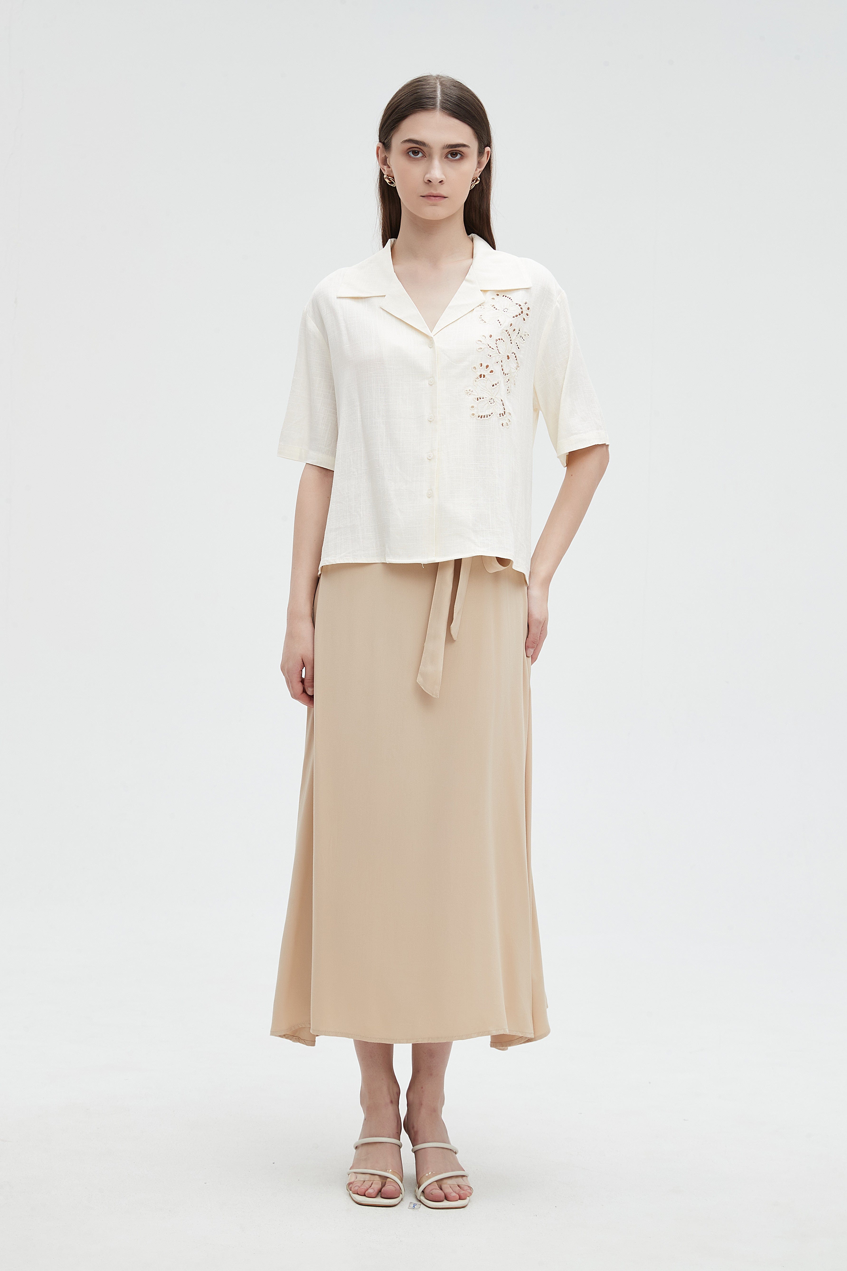 ميكا قميص مخرم من الجانب بأزرار أمامية نص كم نسائي