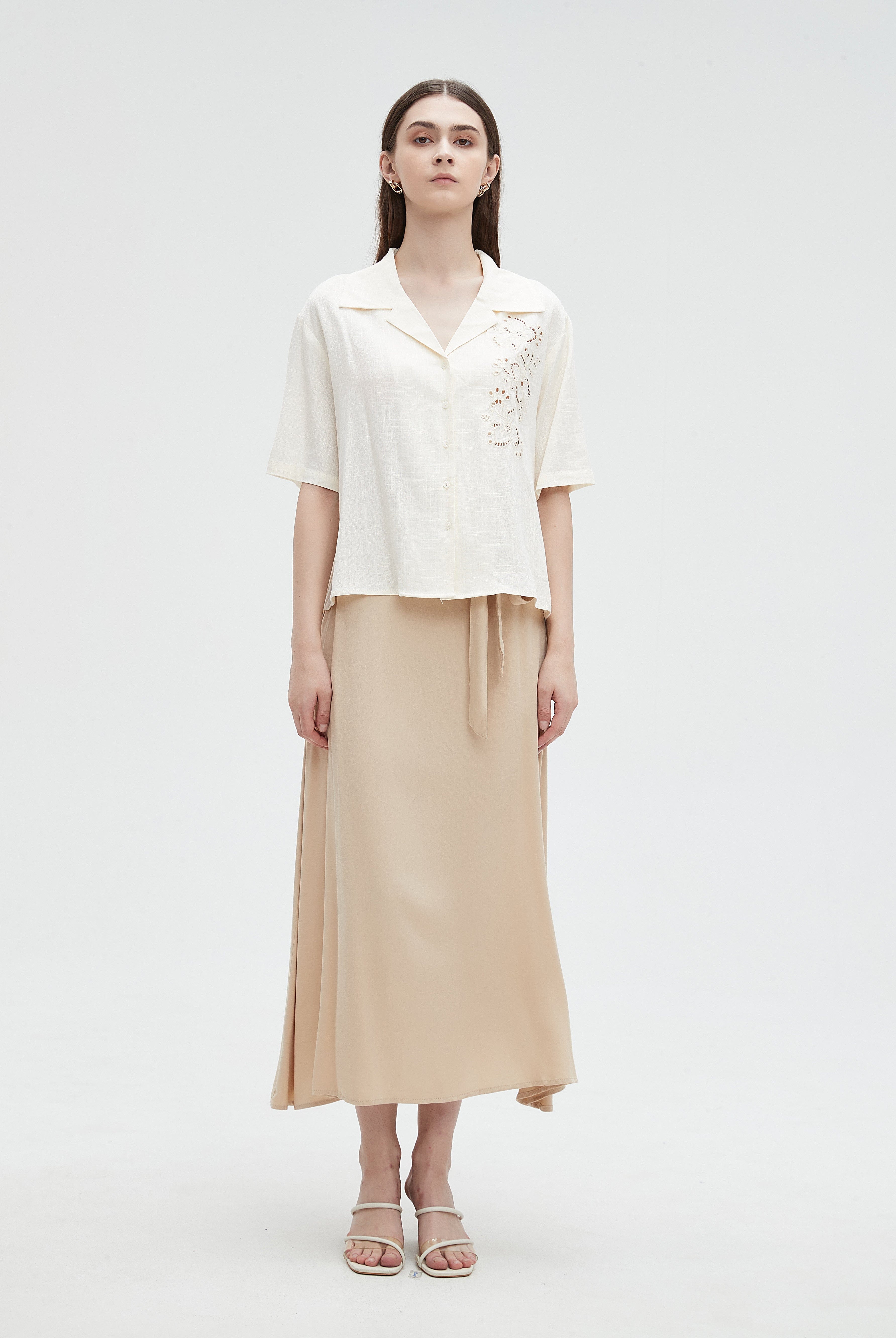 ميكا قميص مخرم من الجانب بأزرار أمامية نص كم نسائي