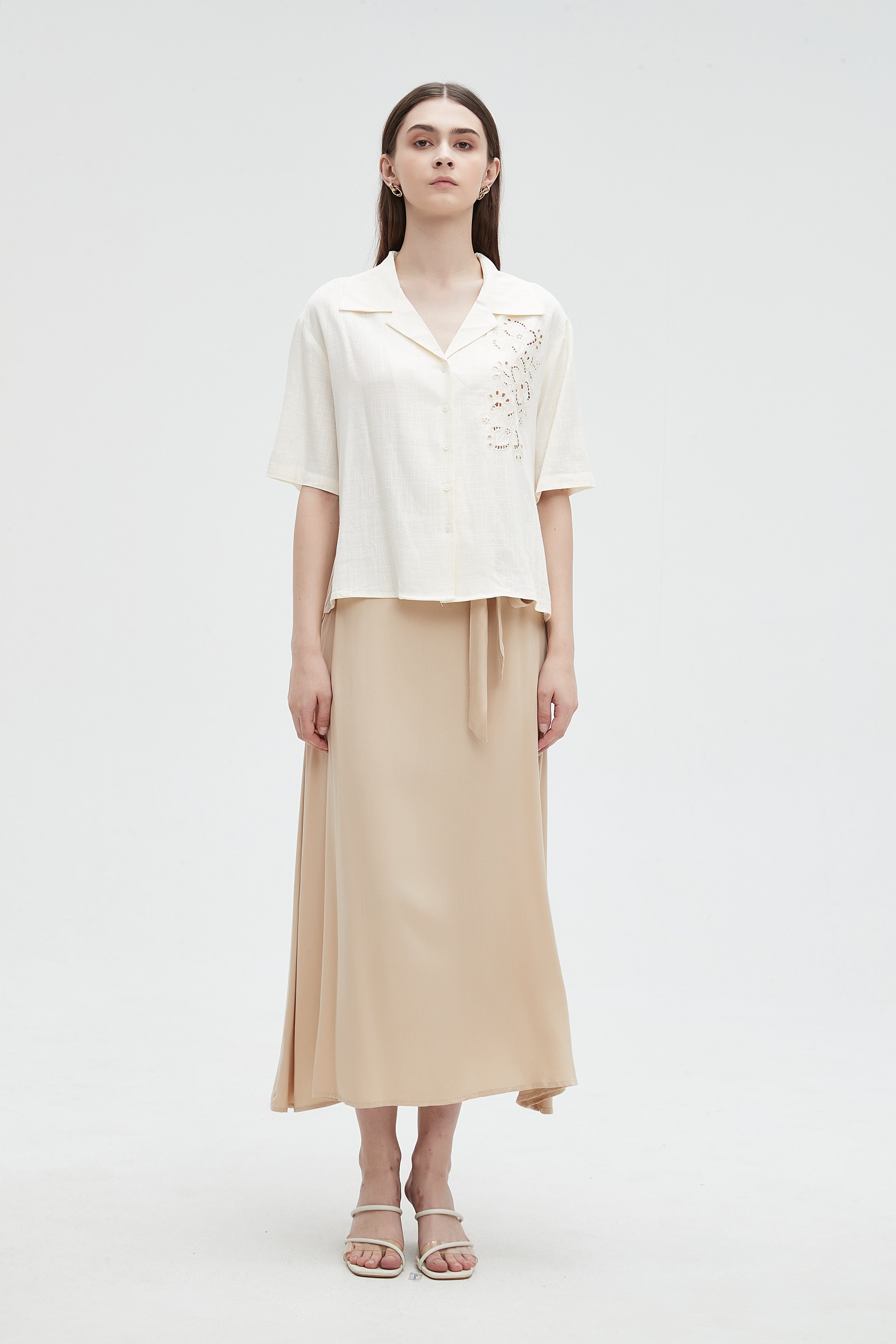 ميكا قميص مخرم من الجانب بأزرار أمامية نص كم نسائي