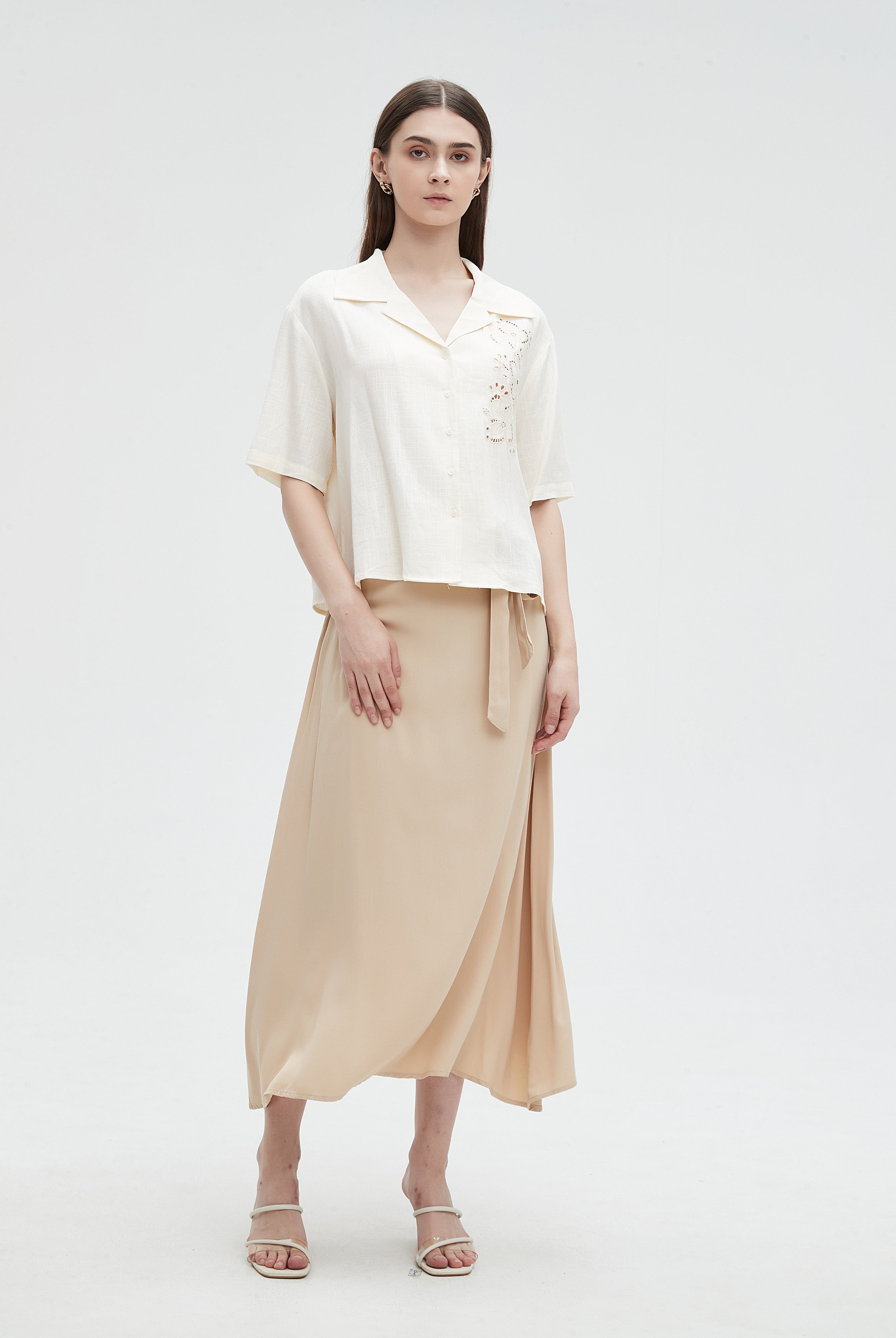 ميكا قميص مخرم من الجانب بأزرار أمامية نص كم نسائي