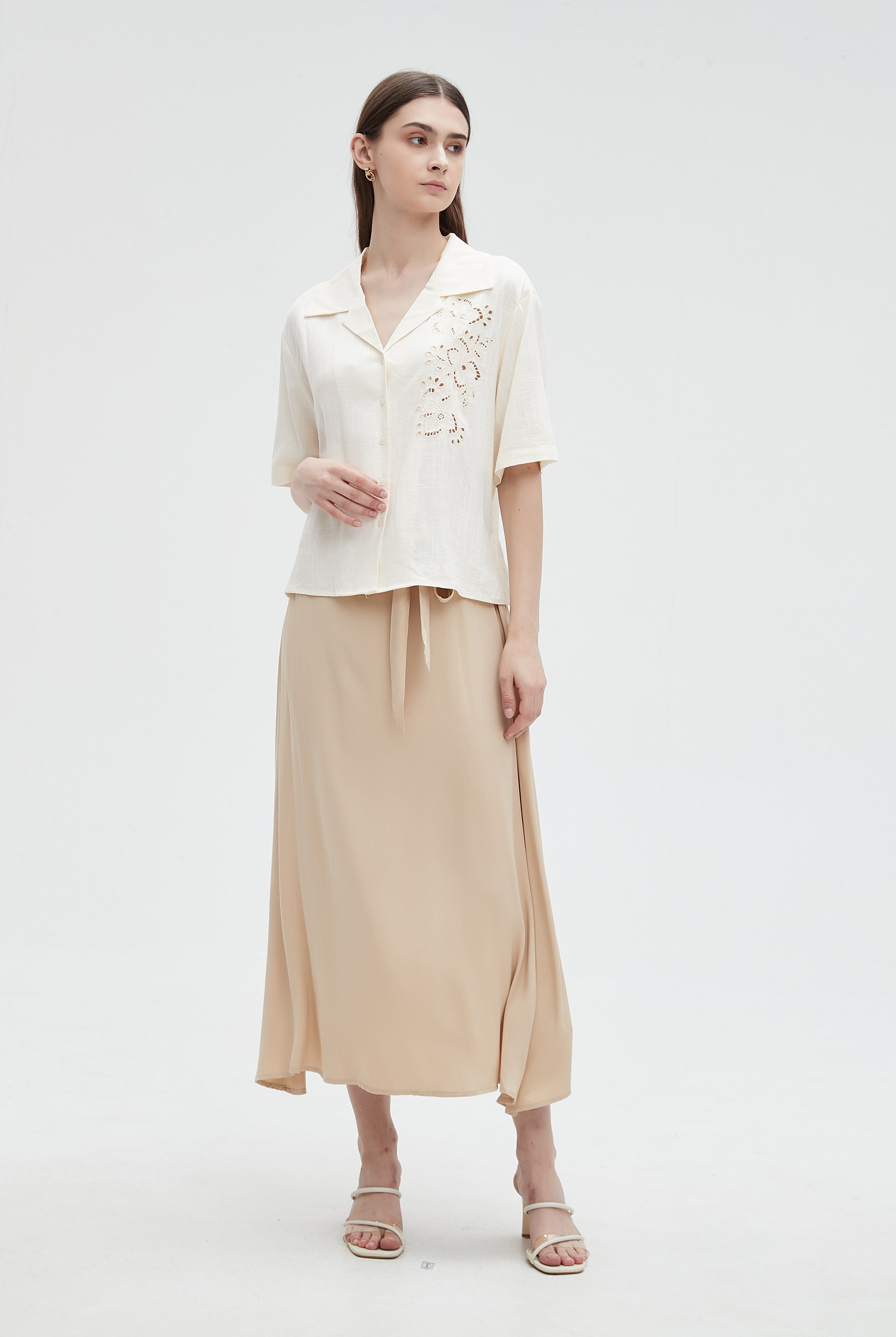 ميكا قميص مخرم من الجانب بأزرار أمامية نص كم نسائي