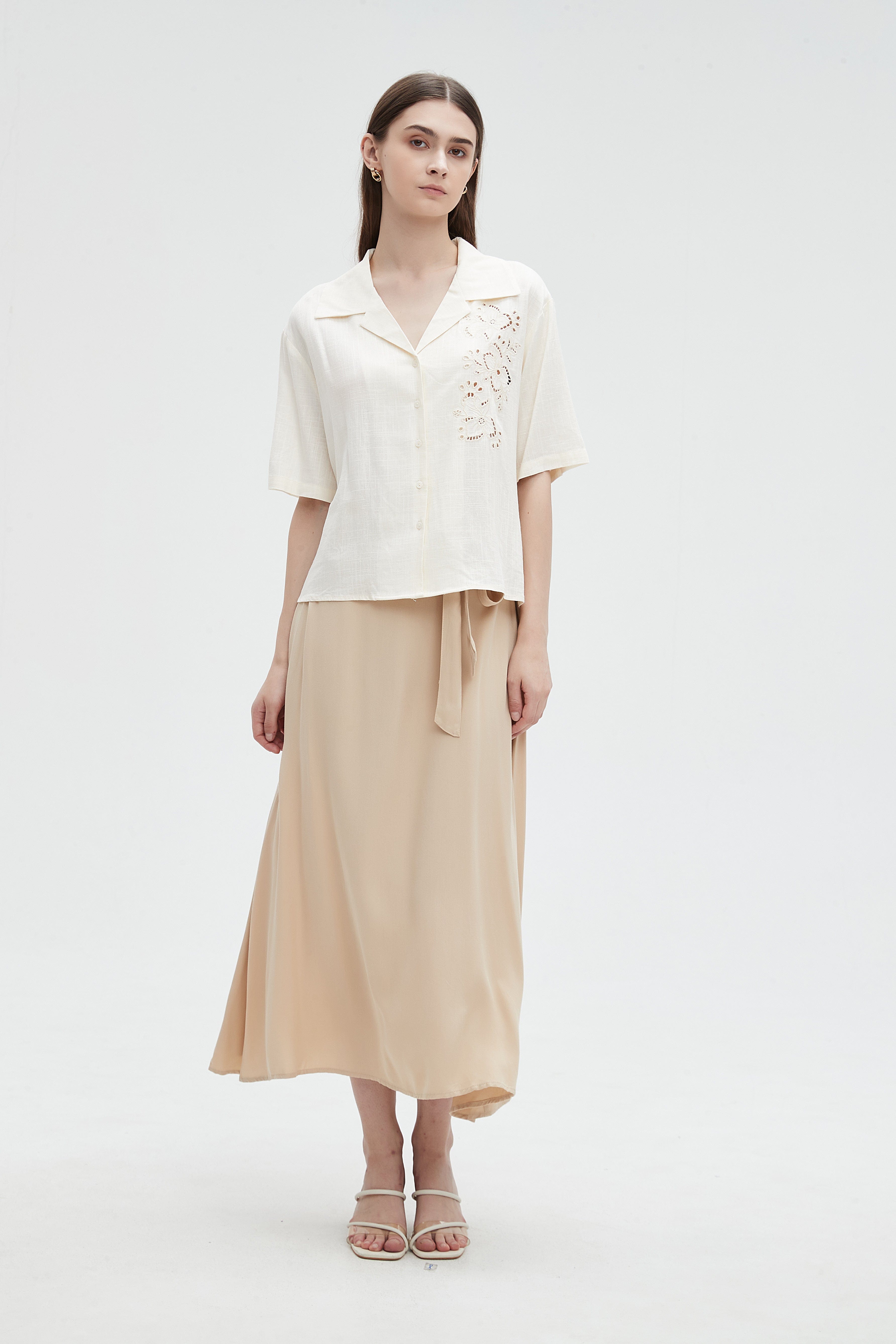 ميكا قميص مخرم من الجانب بأزرار أمامية نص كم نسائي