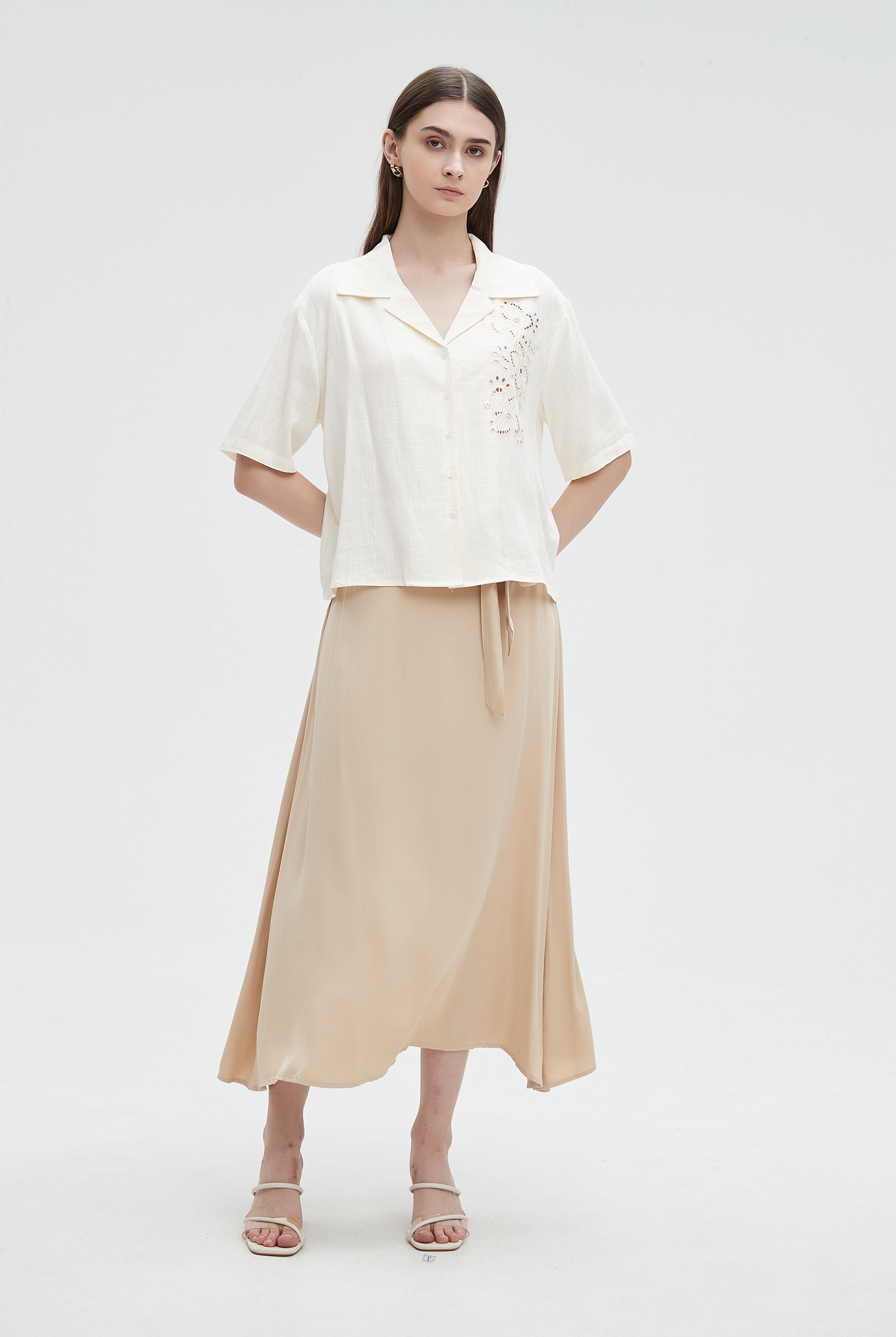 ميكا قميص مخرم من الجانب بأزرار أمامية نص كم نسائي