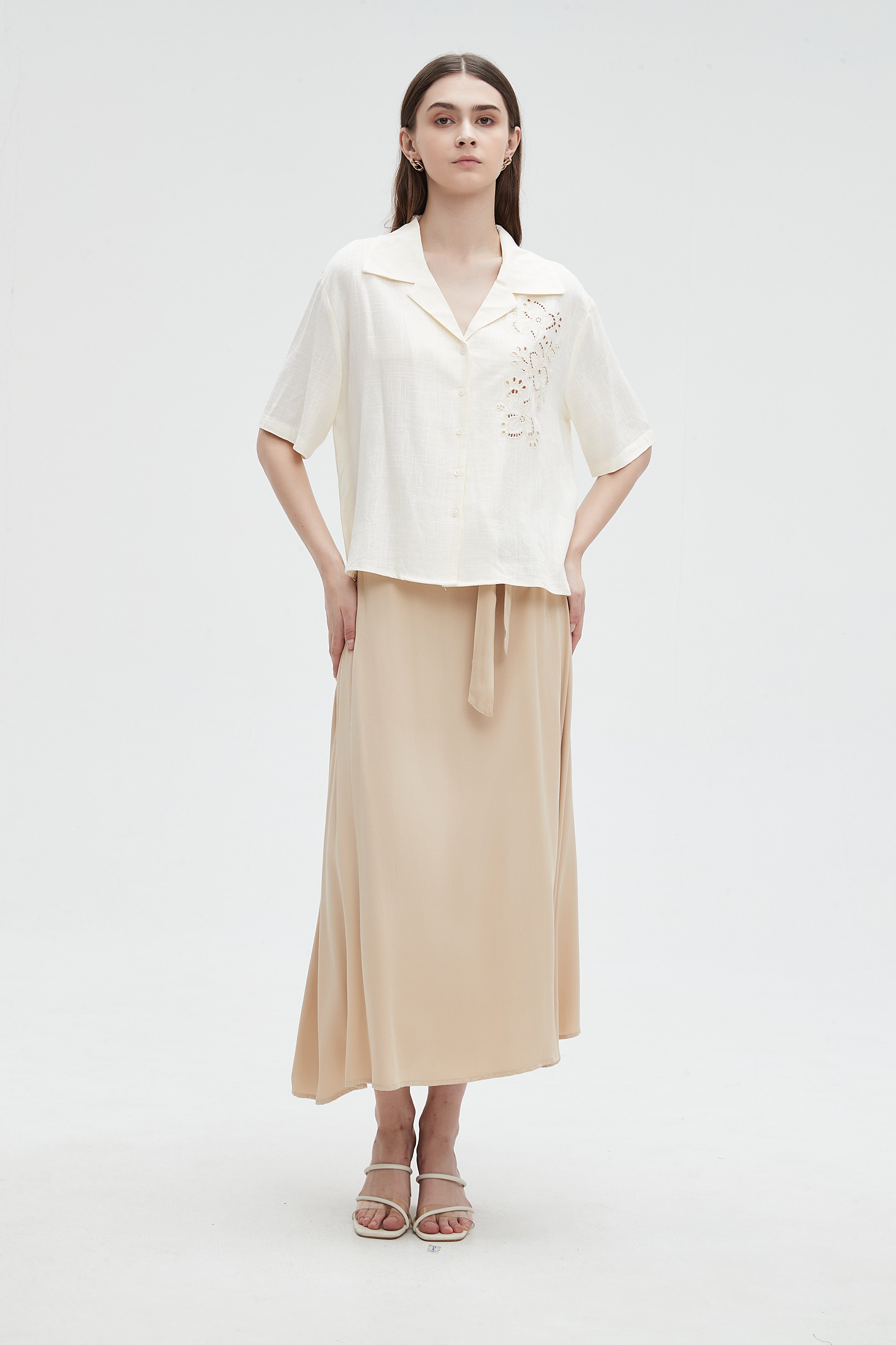 ميكا قميص مخرم من الجانب بأزرار أمامية نص كم نسائي