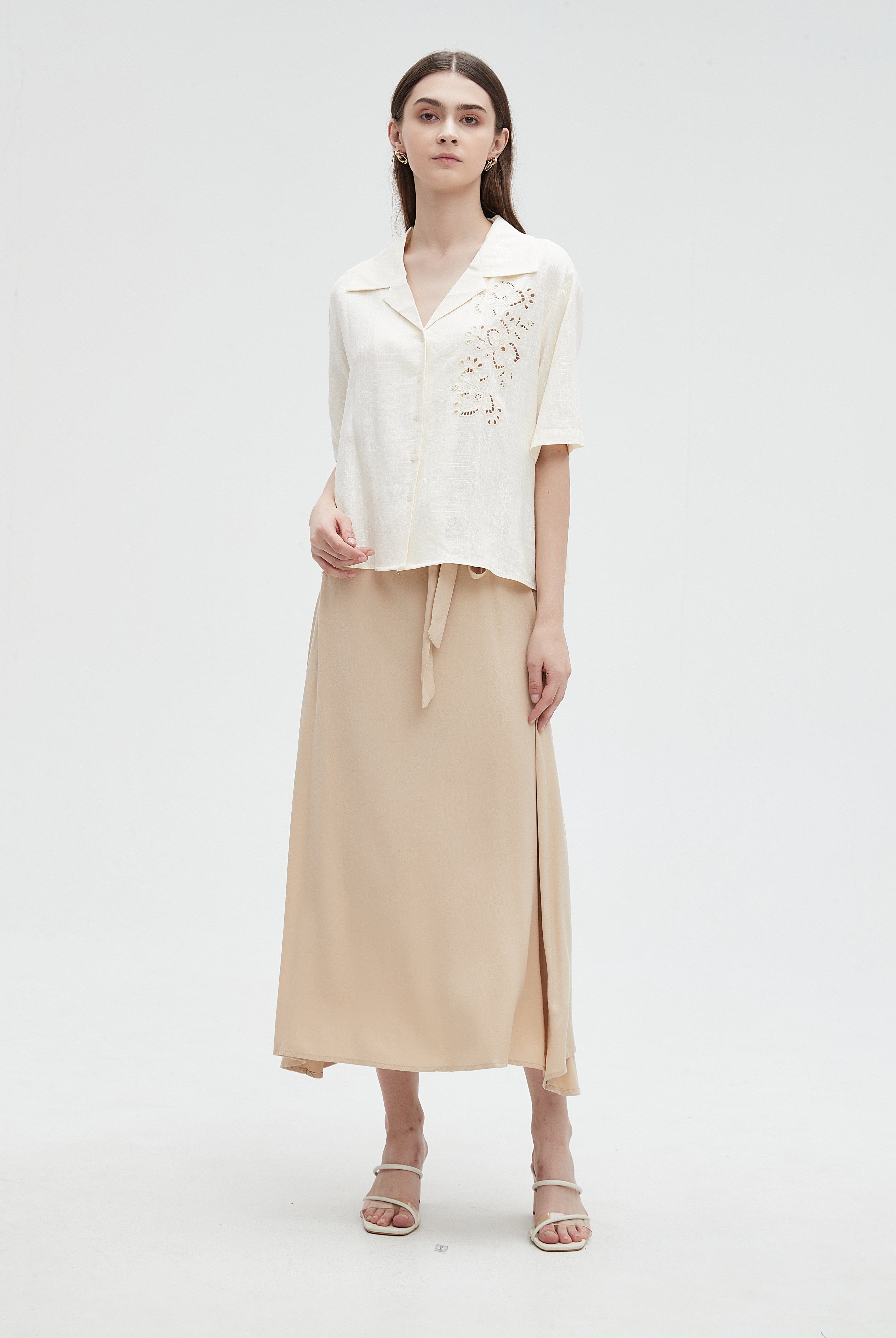 ميكا قميص مخرم من الجانب بأزرار أمامية نص كم نسائي