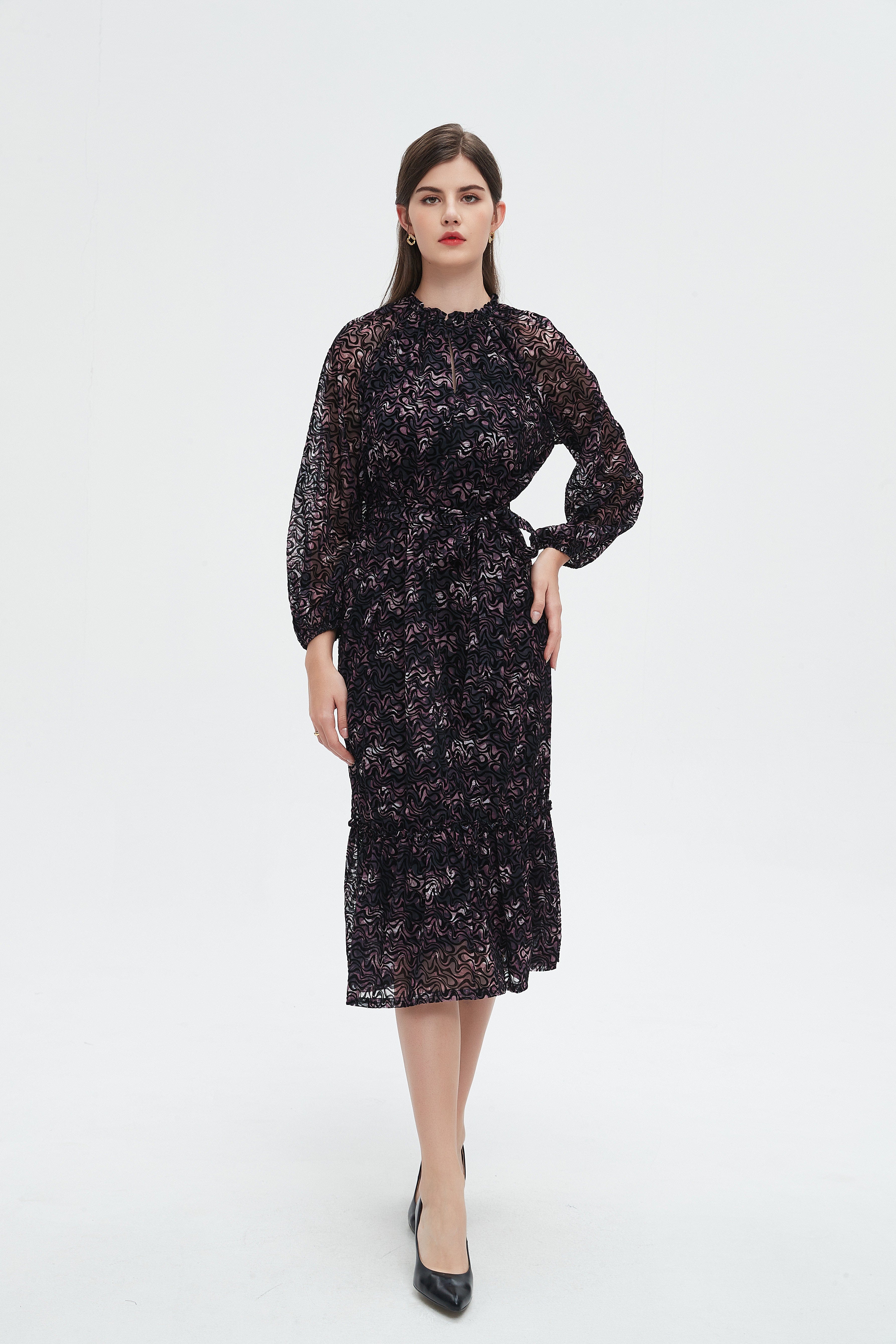 نتشي فستان نسائي مشجر على الركبه بكم طويل ورباط على الخصر