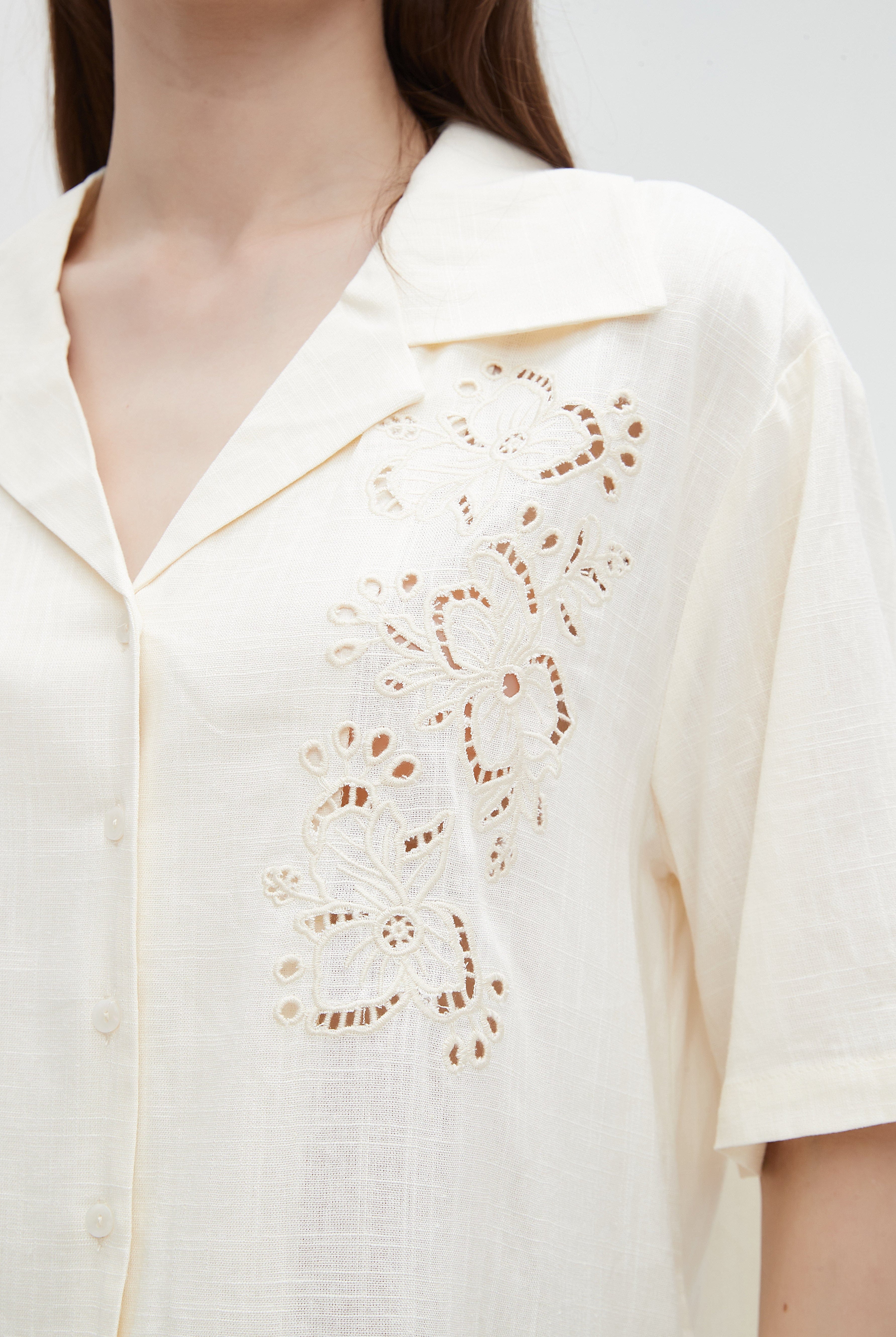 ميكا قميص مخرم من الجانب بأزرار أمامية نص كم نسائي