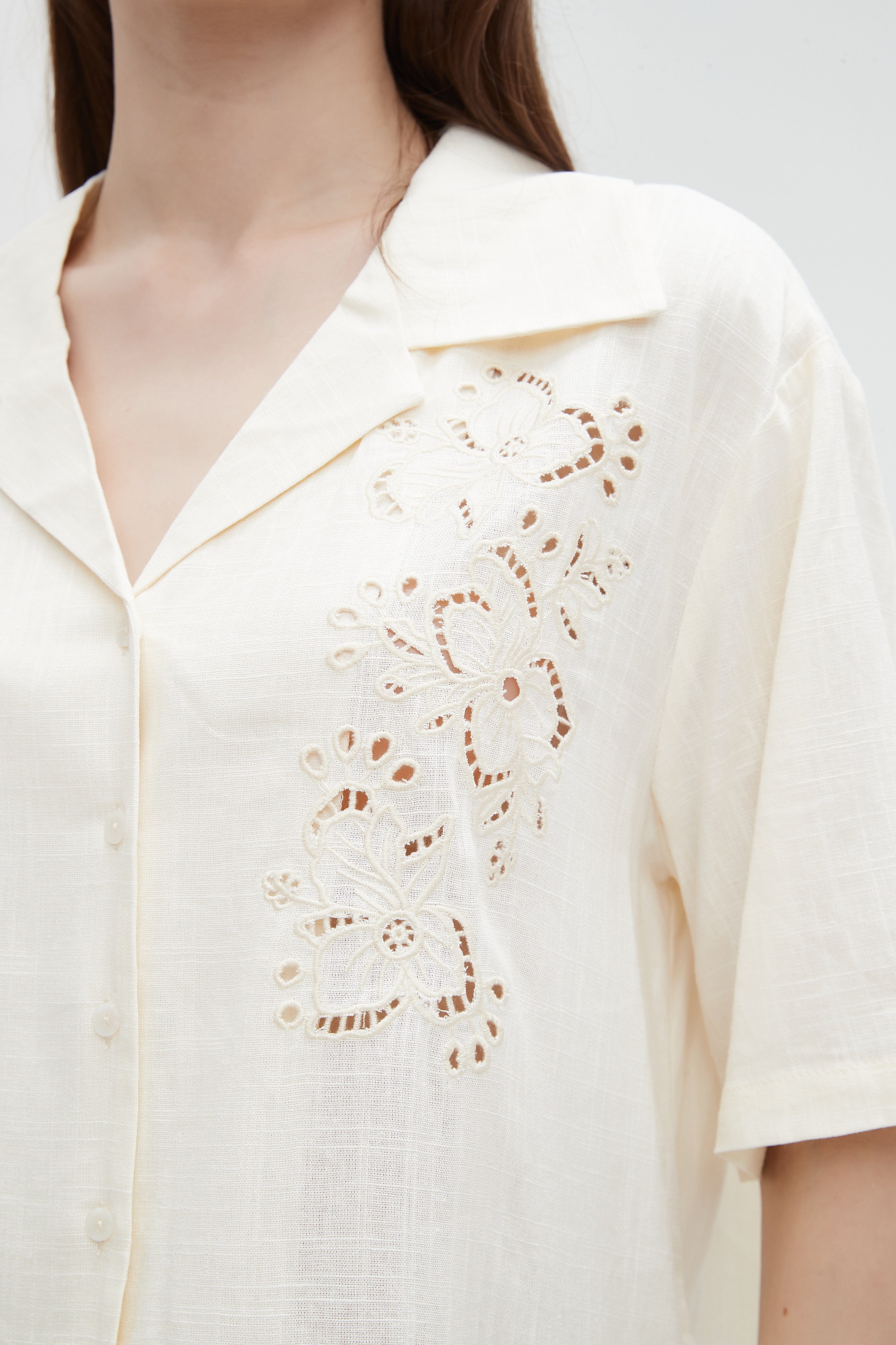 ميكا قميص مخرم من الجانب بأزرار أمامية نص كم نسائي