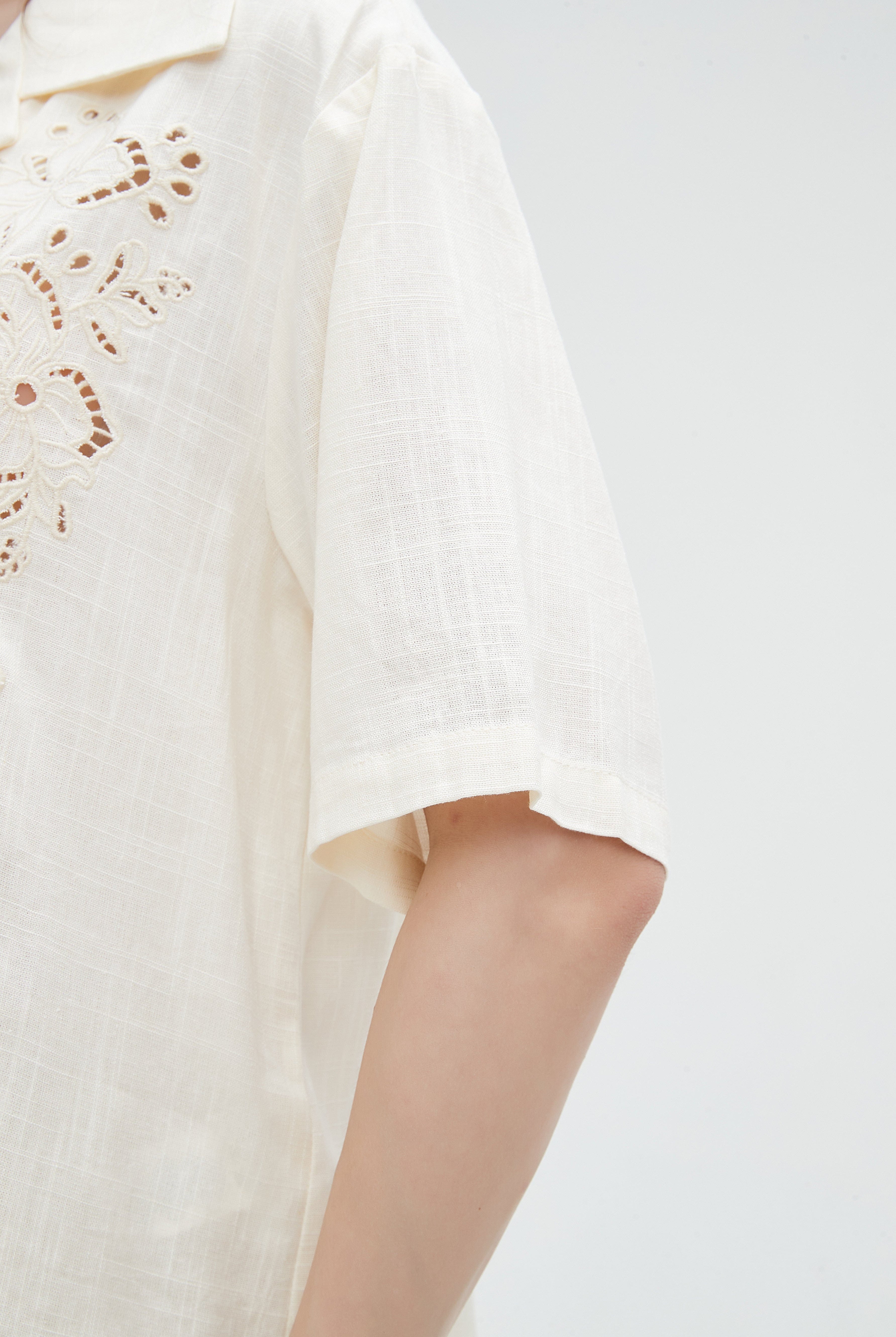 ميكا قميص مخرم من الجانب بأزرار أمامية نص كم نسائي