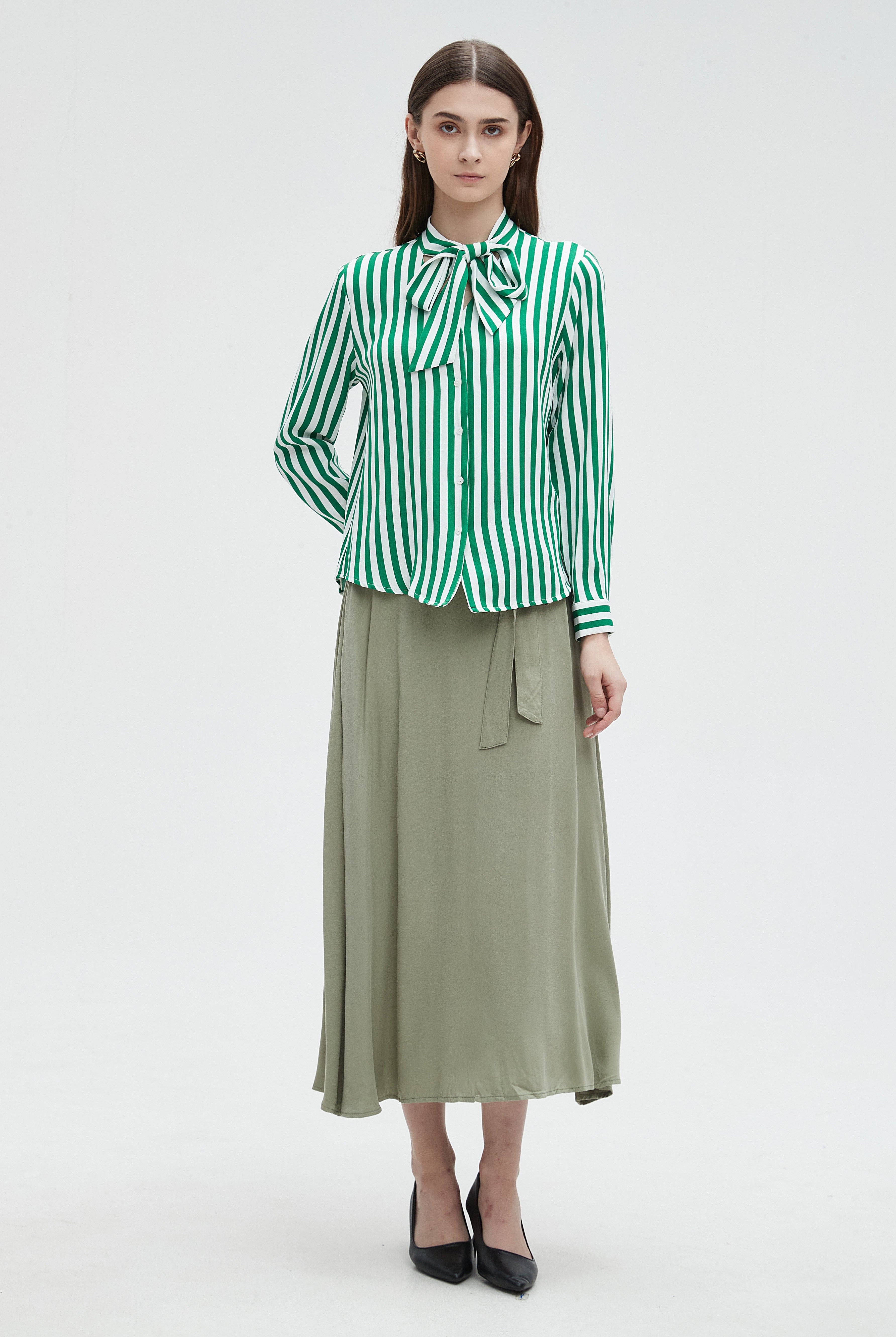 ميكا بلوزة مخططة بالطول بأزرار أمامية برباط على الرقبة نسائي