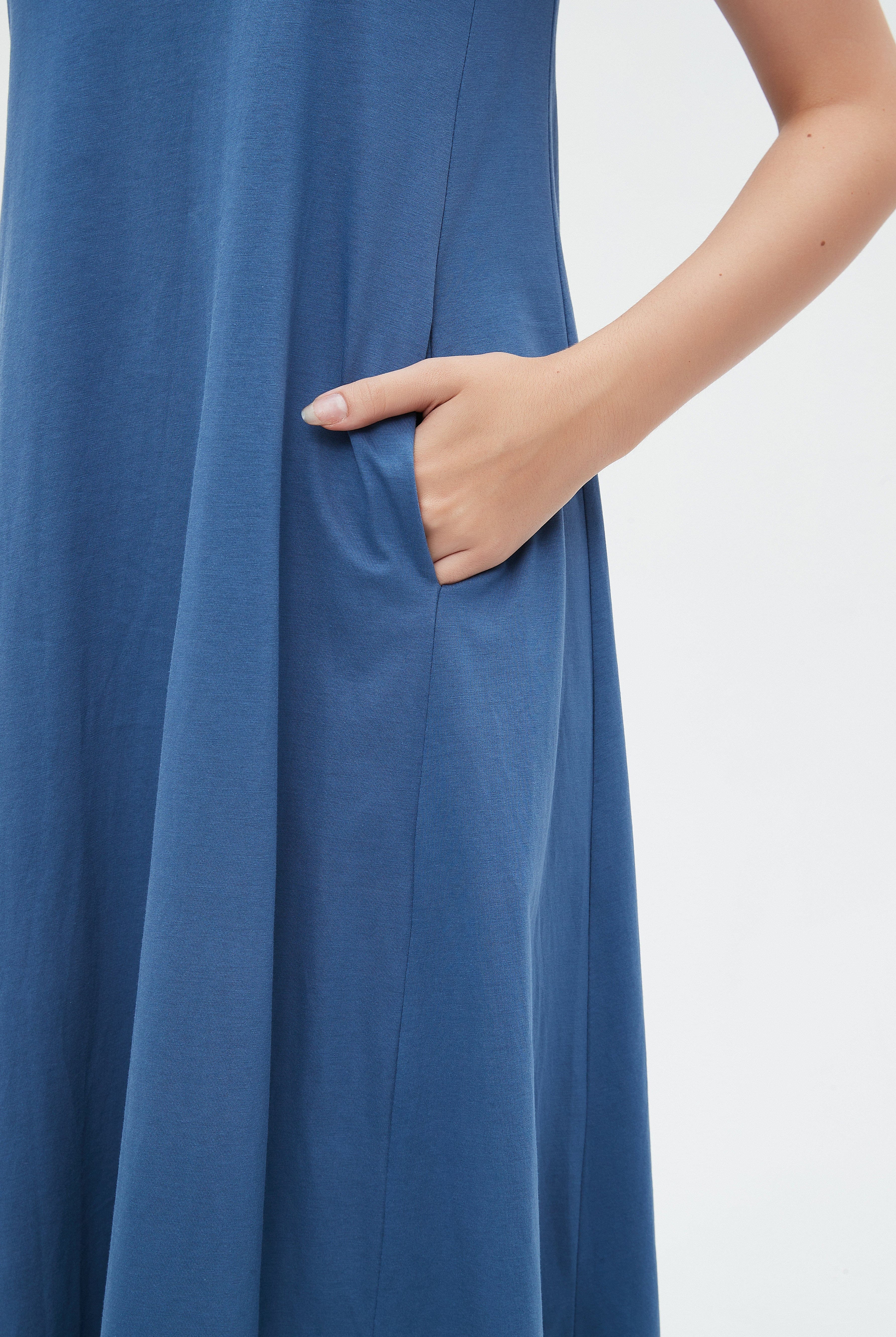 نتشي فستان ميدي بدون أكمام مزين بجيوب