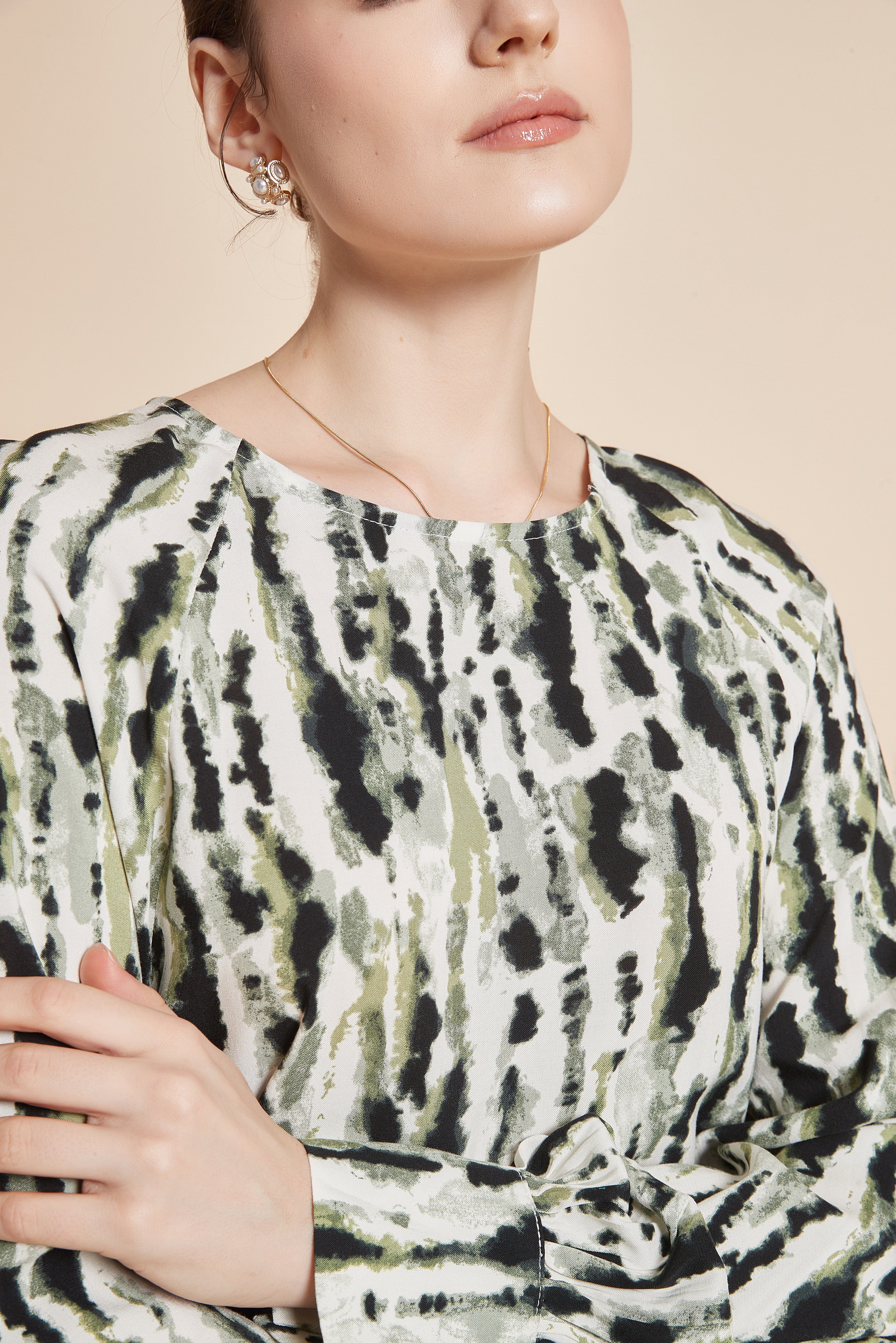 يولا بلوزة نسائية مطبوعة الوان بكم طويل واسع