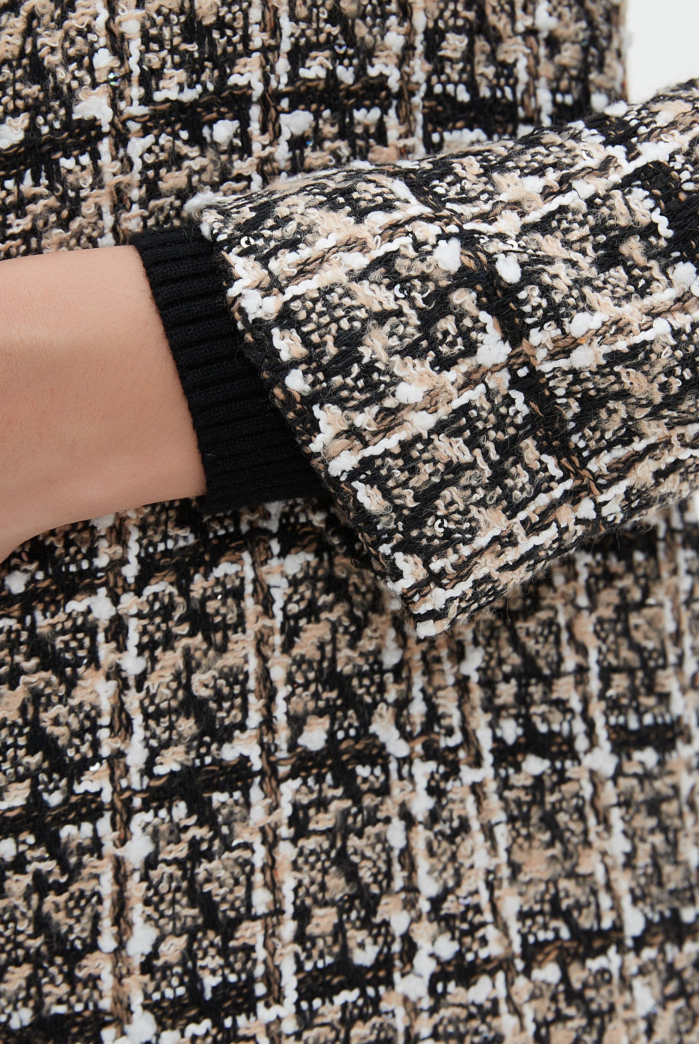 نتشي معطف بأكمام طويلة مطرز