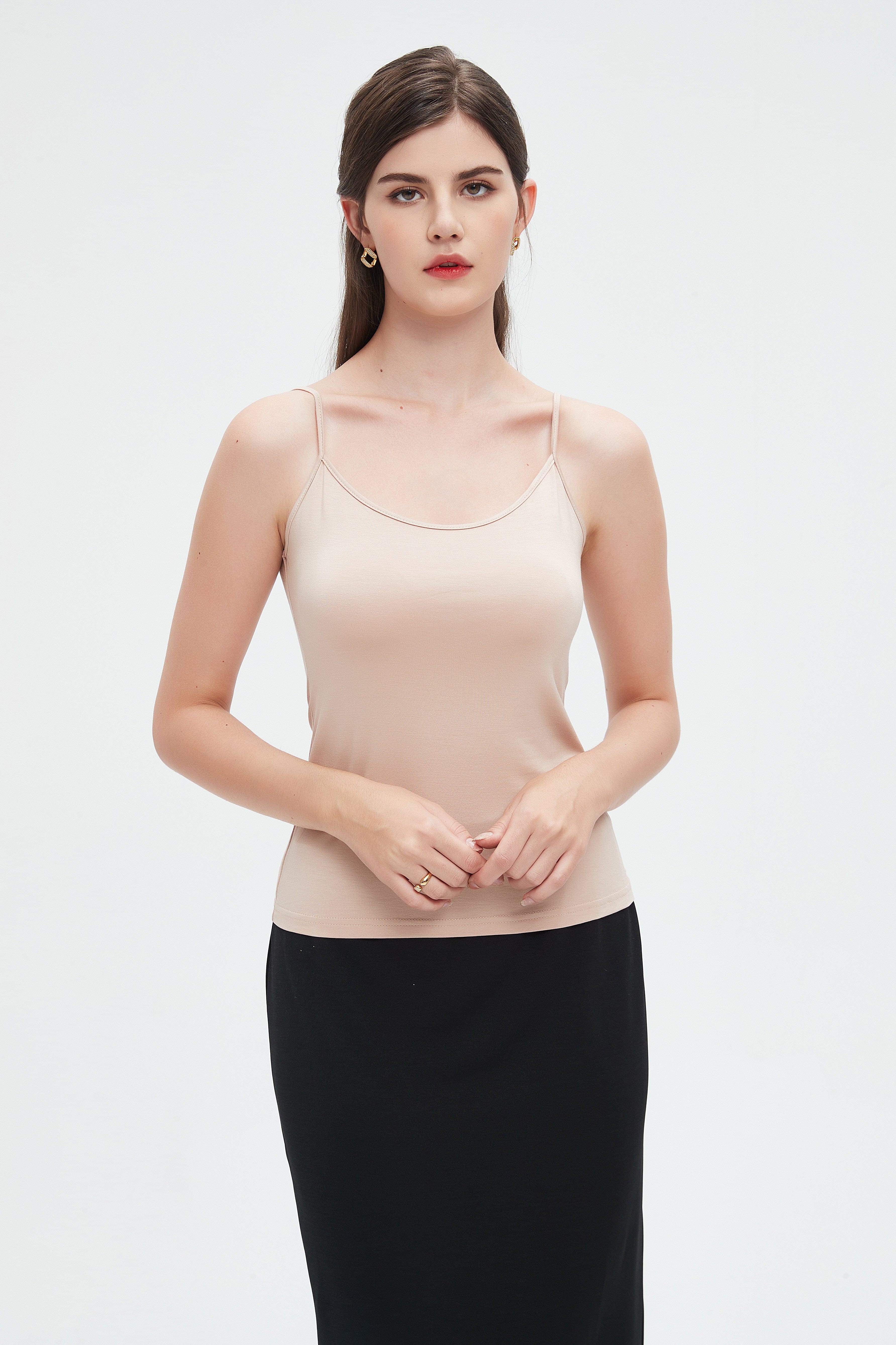 نتشي توب تانك سادة بحمالات رفيعة بفتحة صدر واسعة