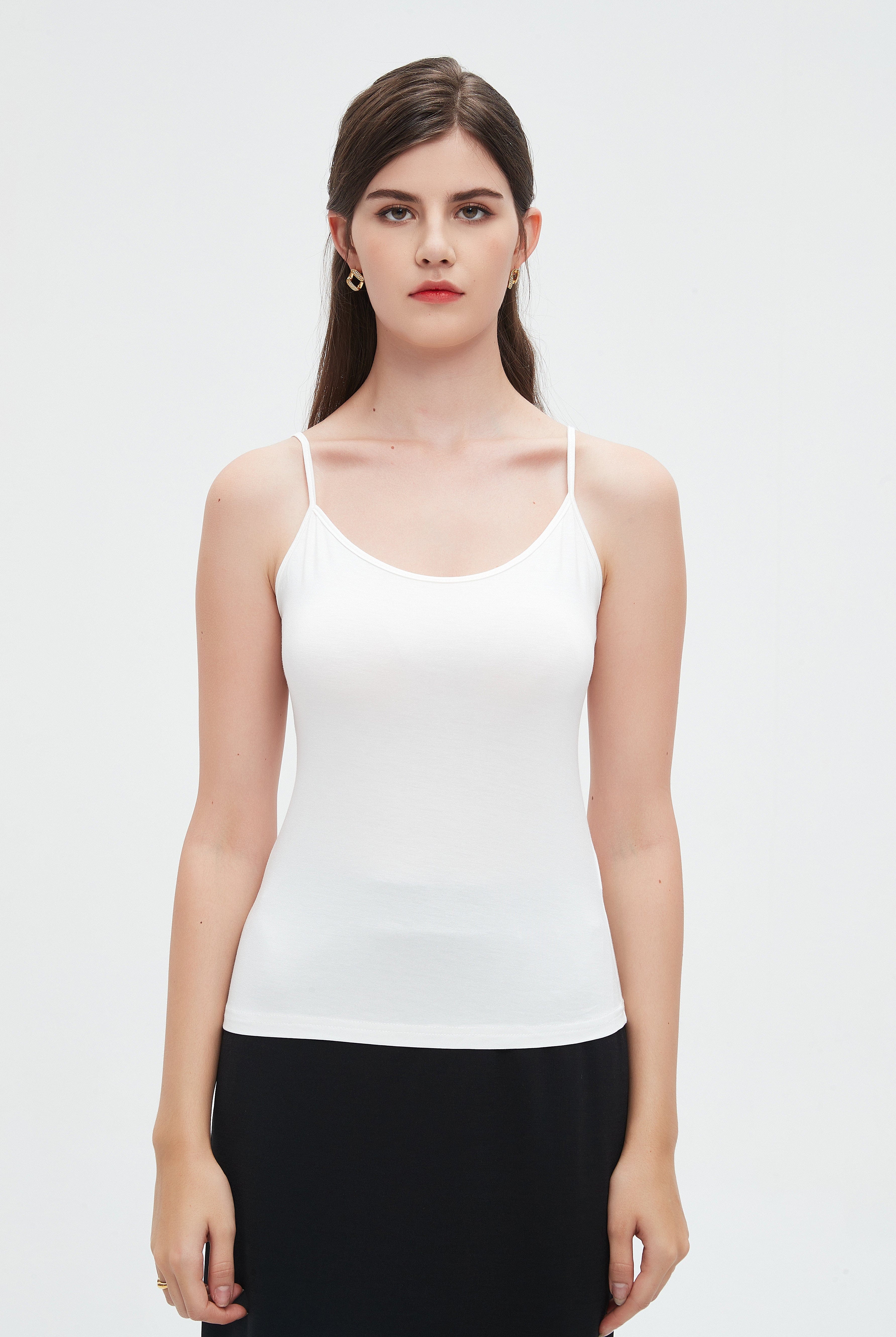 نتشي توب تانك سادة بحمالات رفيعة بفتحة صدر واسعة