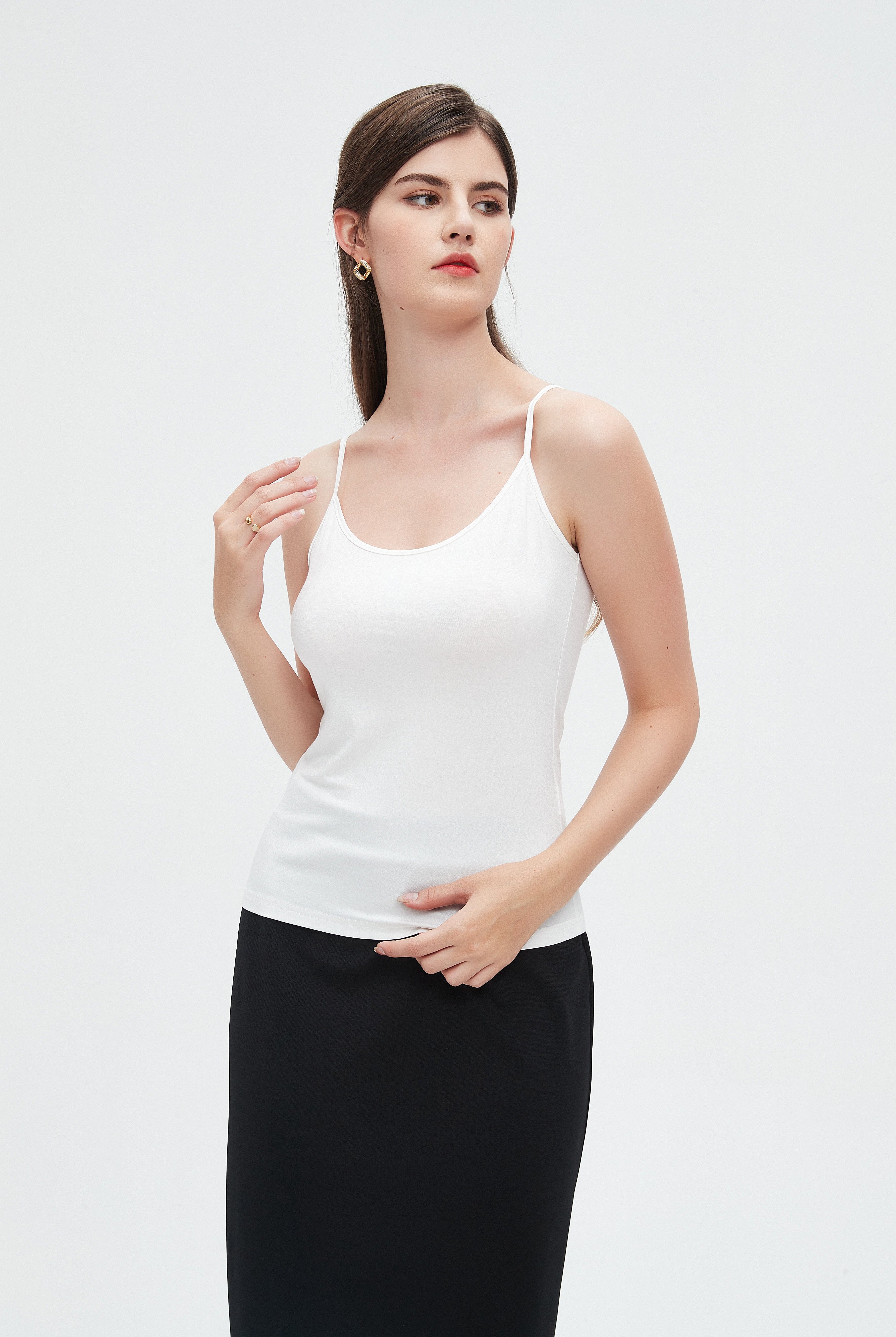 نتشي توب تانك سادة بحمالات رفيعة بفتحة صدر واسعة