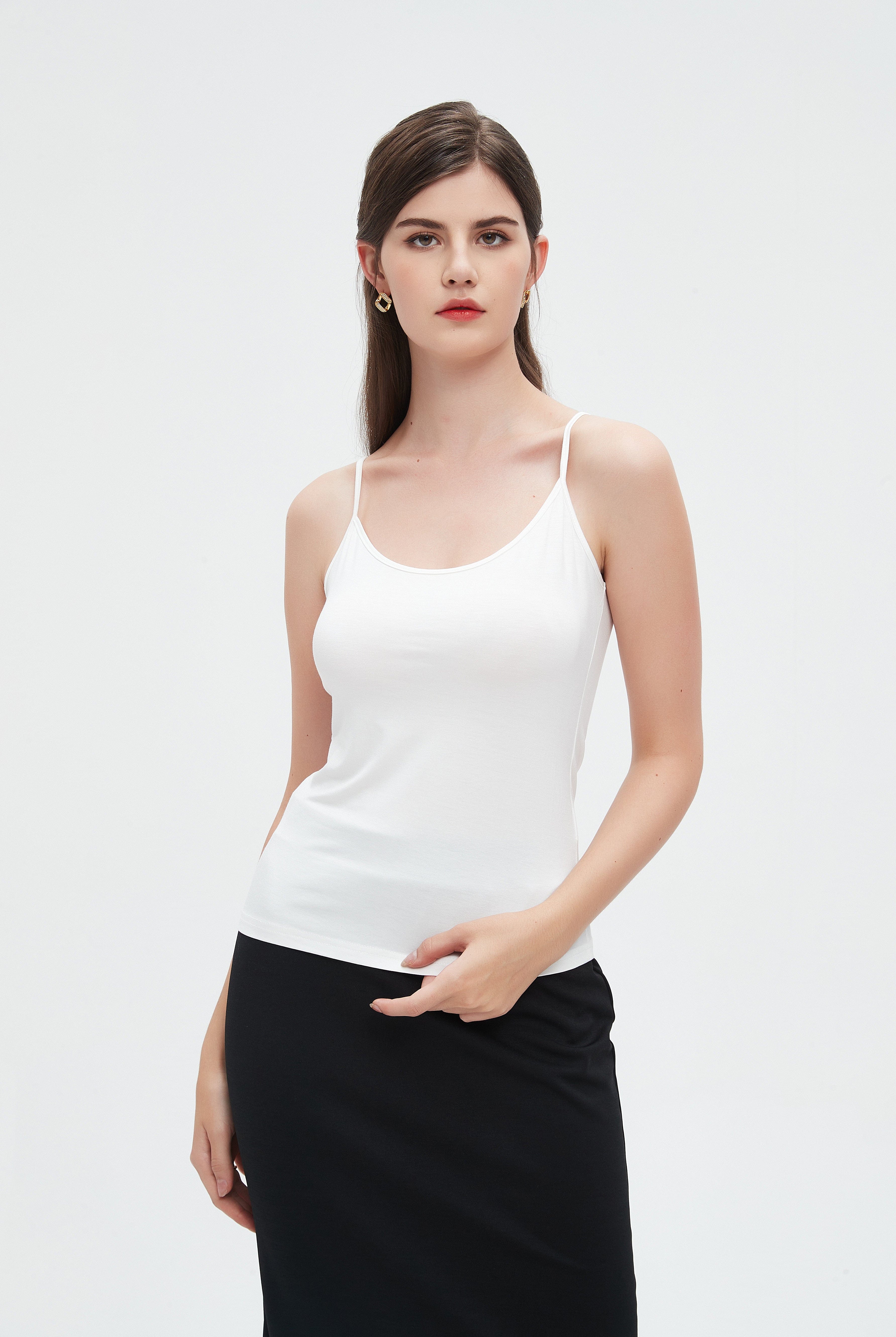 نتشي توب تانك سادة بحمالات رفيعة بفتحة صدر واسعة