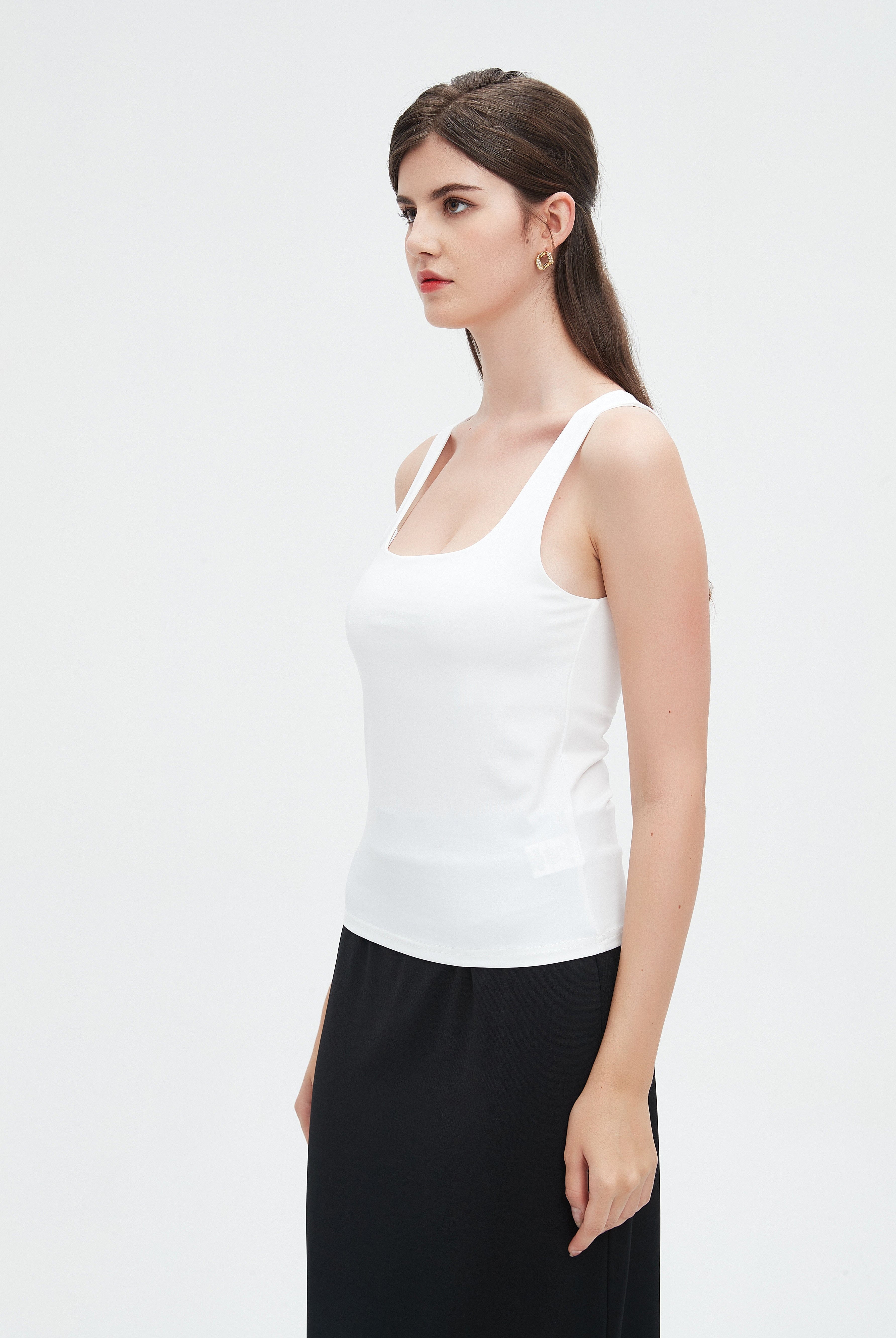 نتشي توب تانك سادة حمالات عريضة بفتحة صدر مربعة