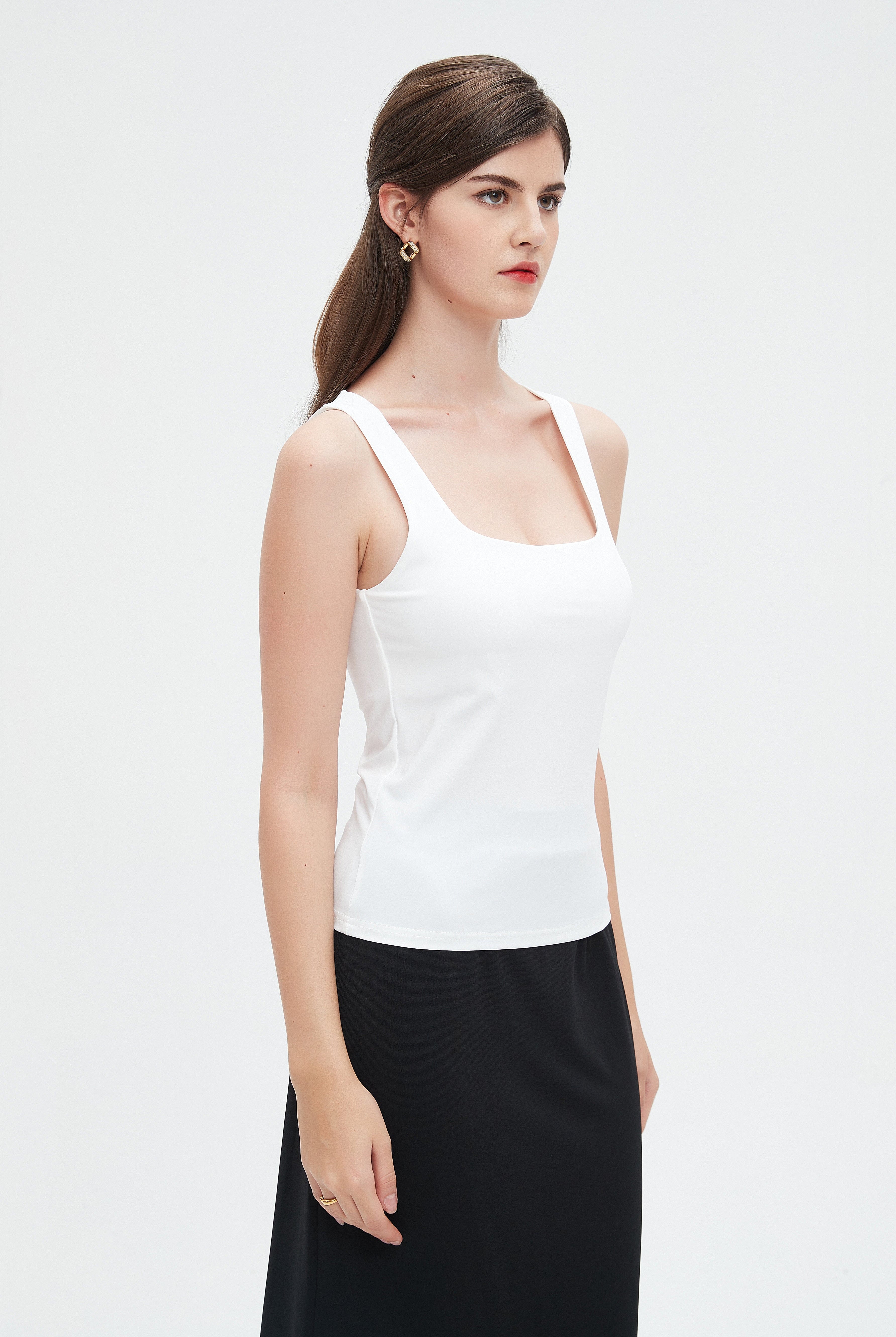 نتشي توب تانك سادة حمالات عريضة بفتحة صدر مربعة