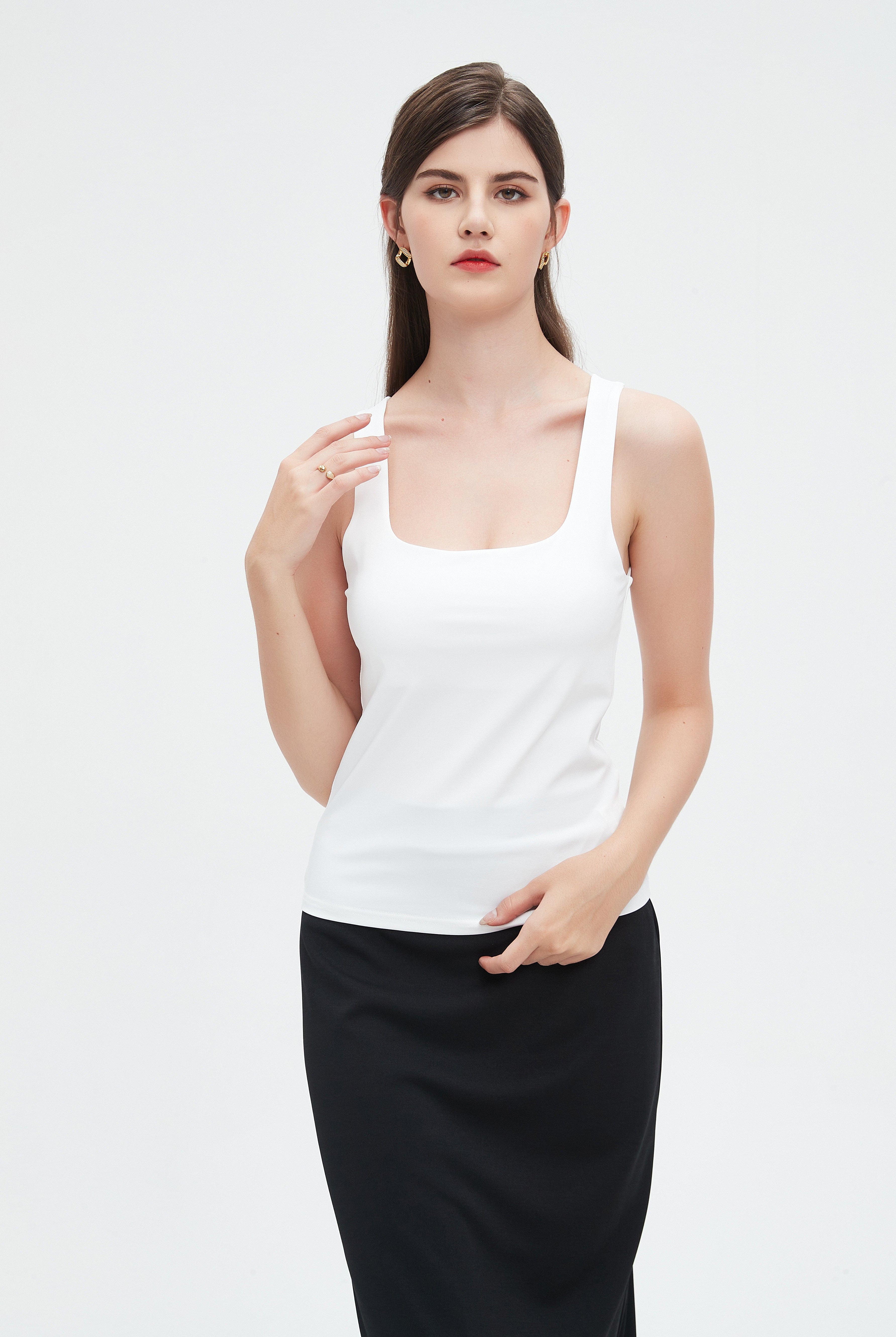 نتشي توب تانك سادة حمالات عريضة بفتحة صدر مربعة