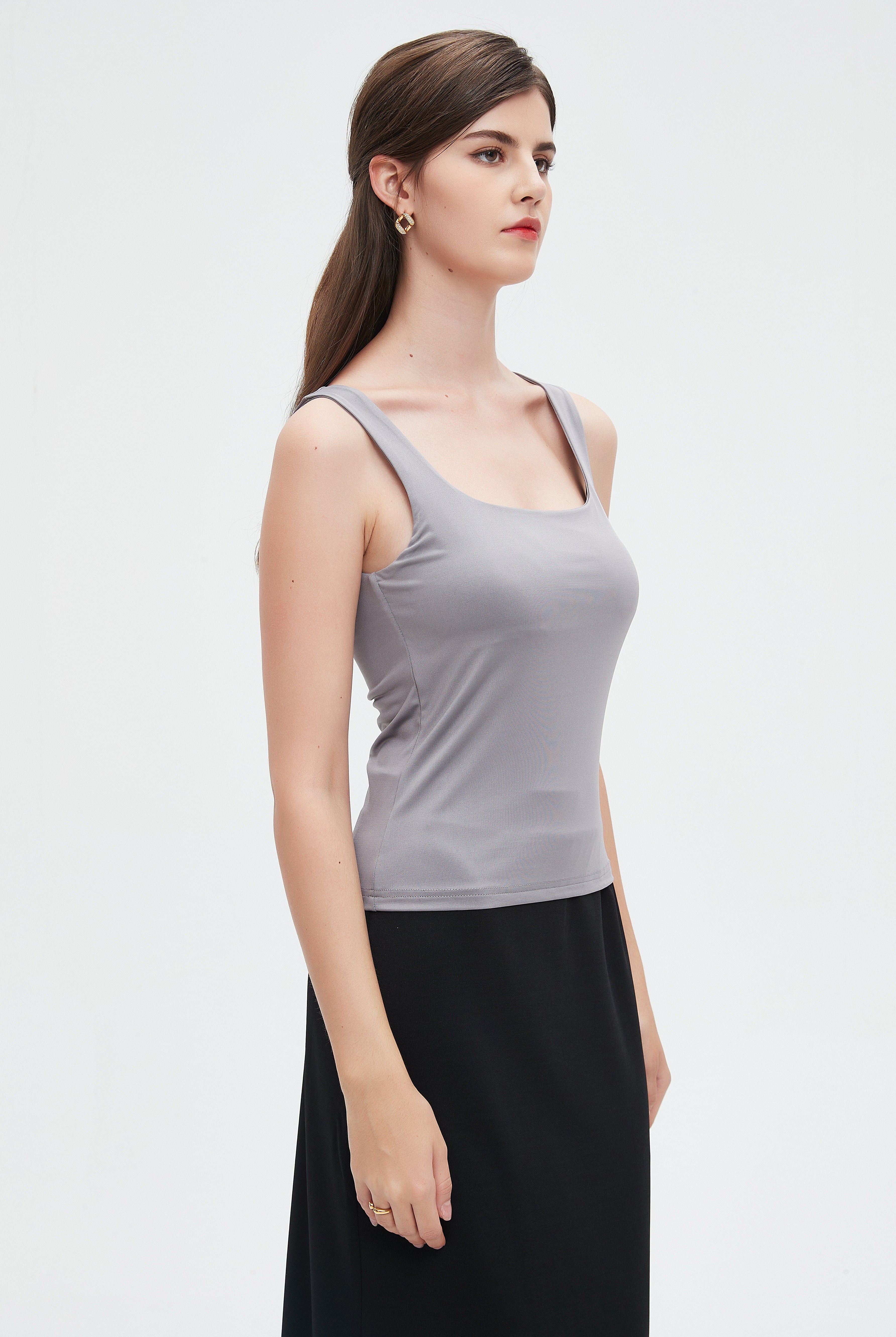 نتشي توب تانك سادة حمالات عريضة بفتحة صدر مربعة