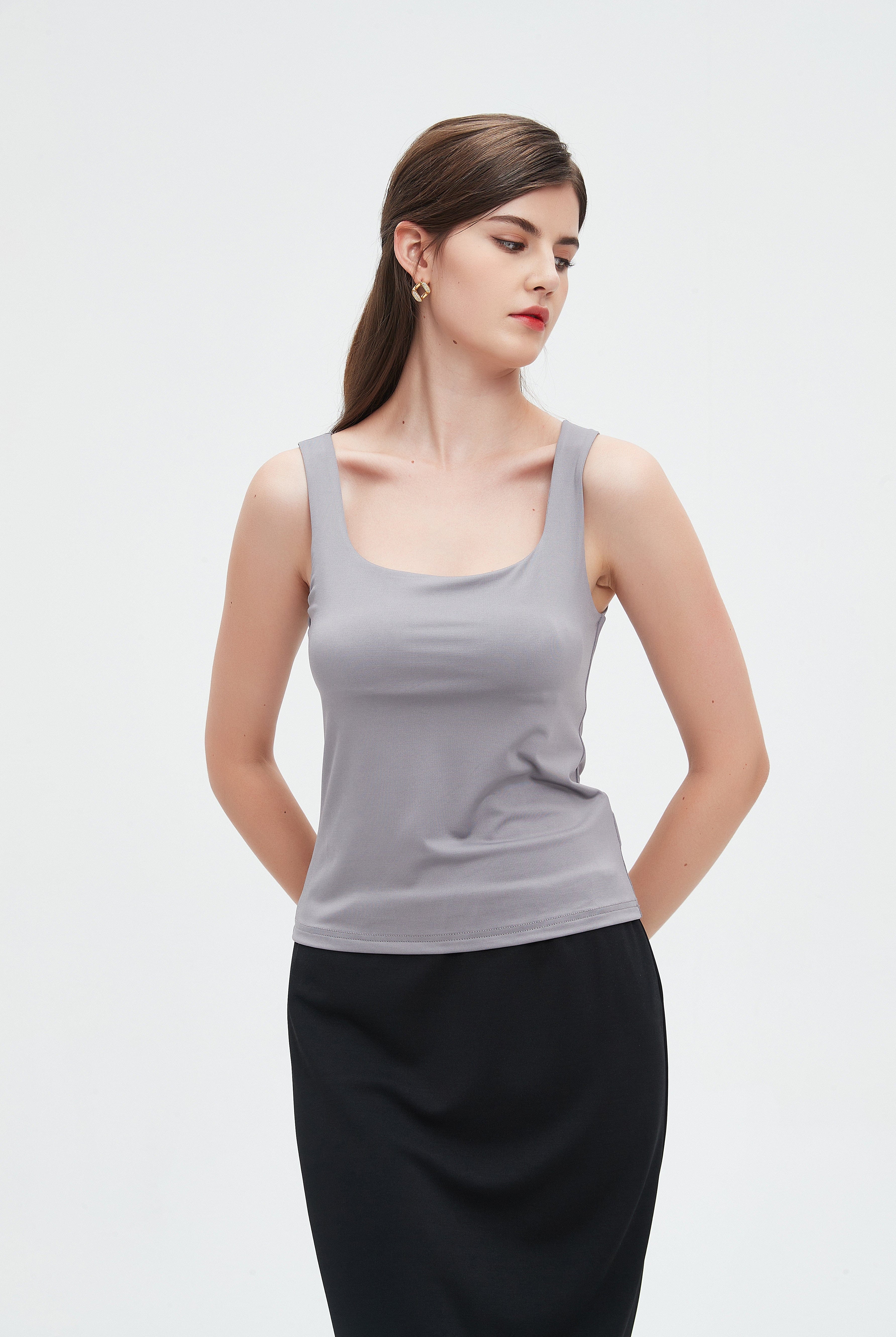 نتشي توب تانك سادة حمالات عريضة بفتحة صدر مربعة