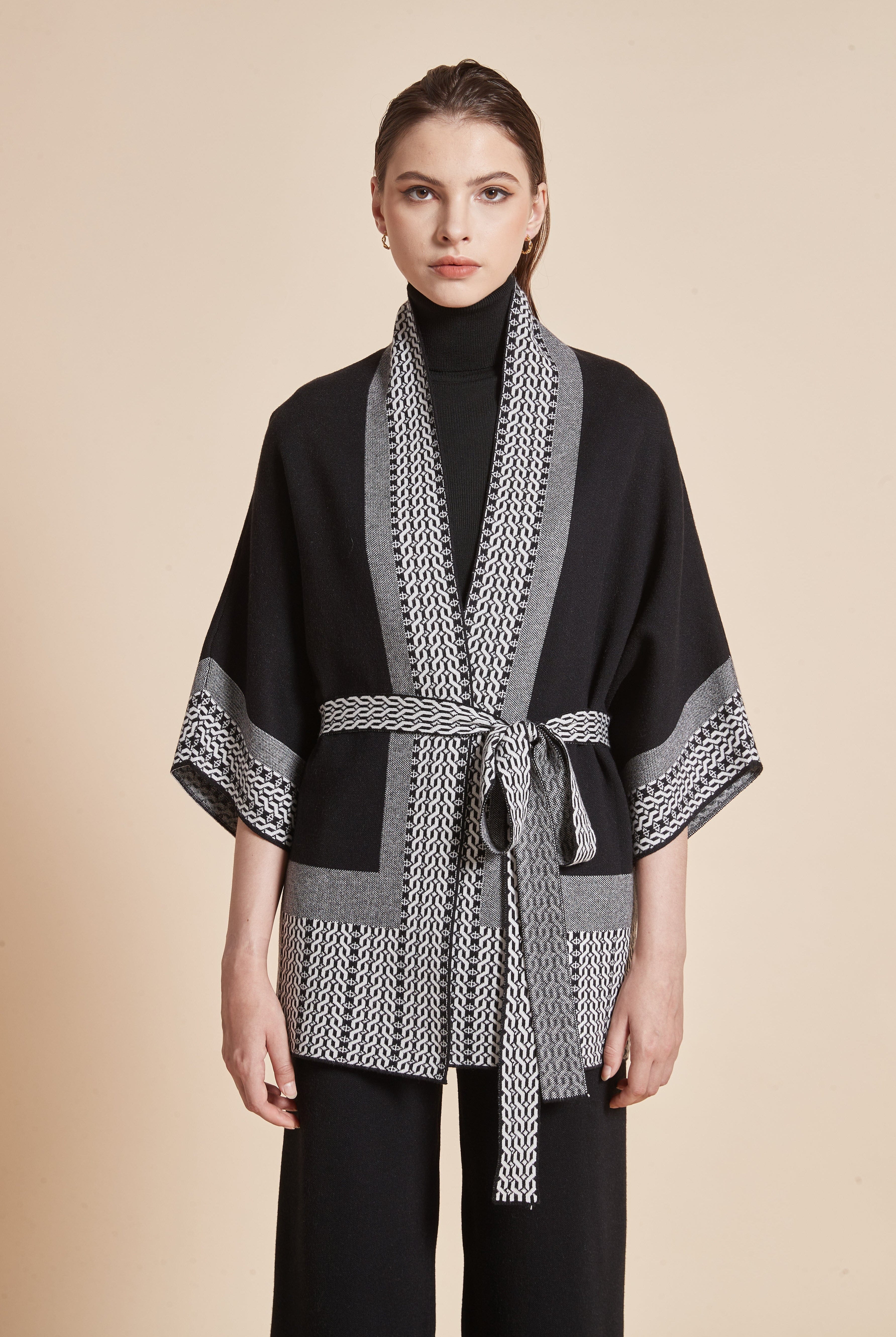 يولا جاكيت نسائي طويل باكمام 3/4 واسعة