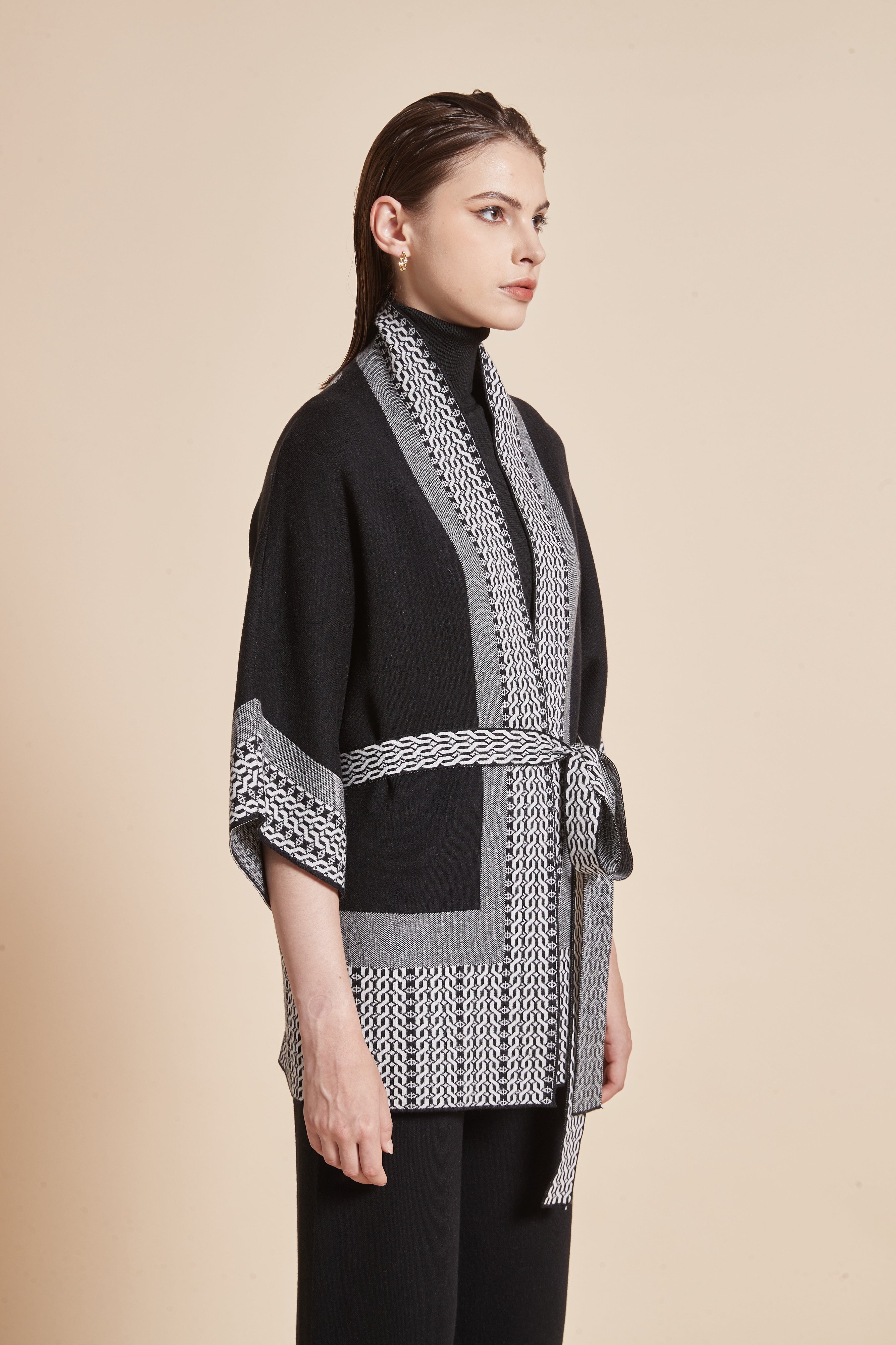 يولا جاكيت نسائي طويل باكمام 3/4 واسعة