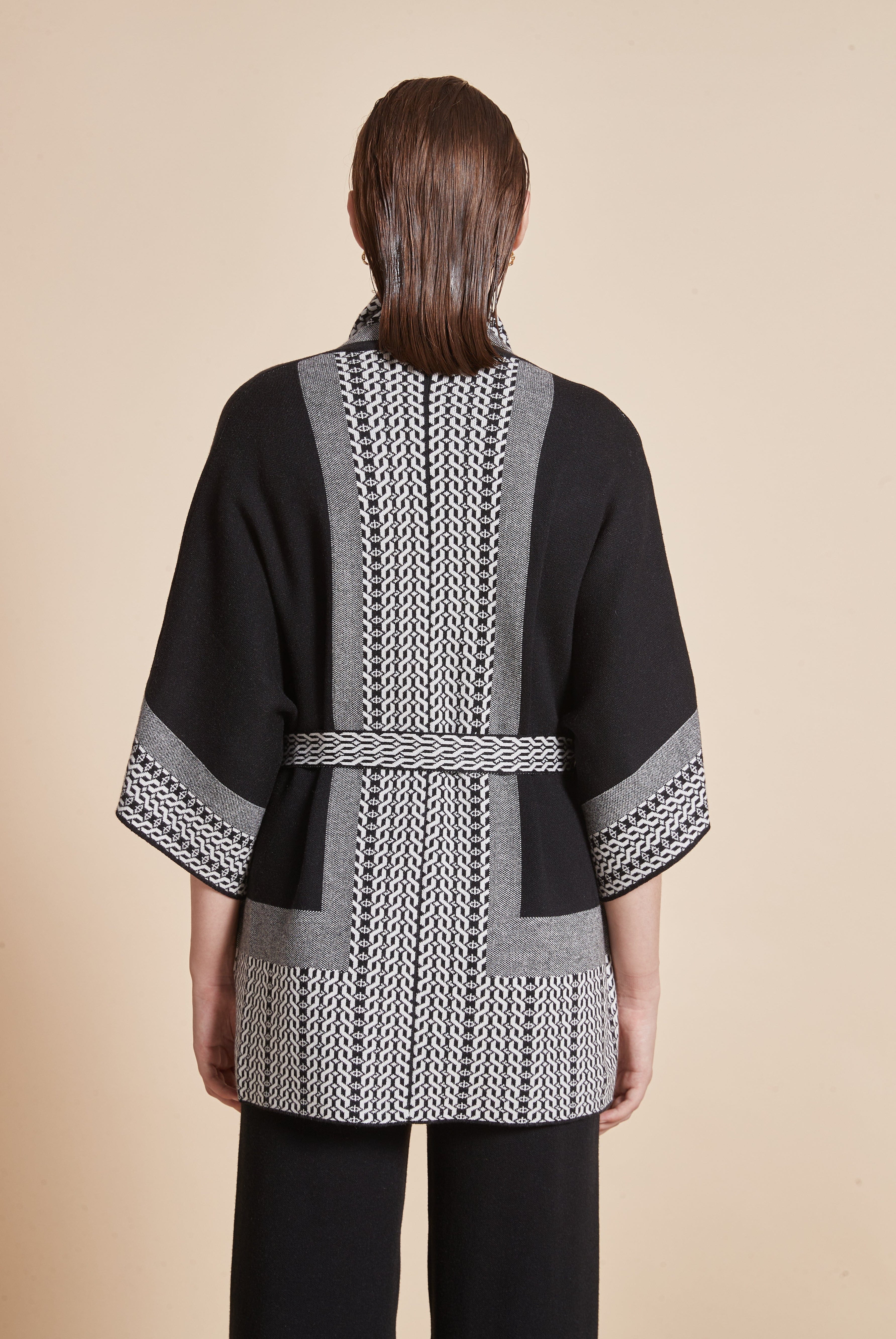 يولا جاكيت نسائي طويل باكمام 3/4 واسعة