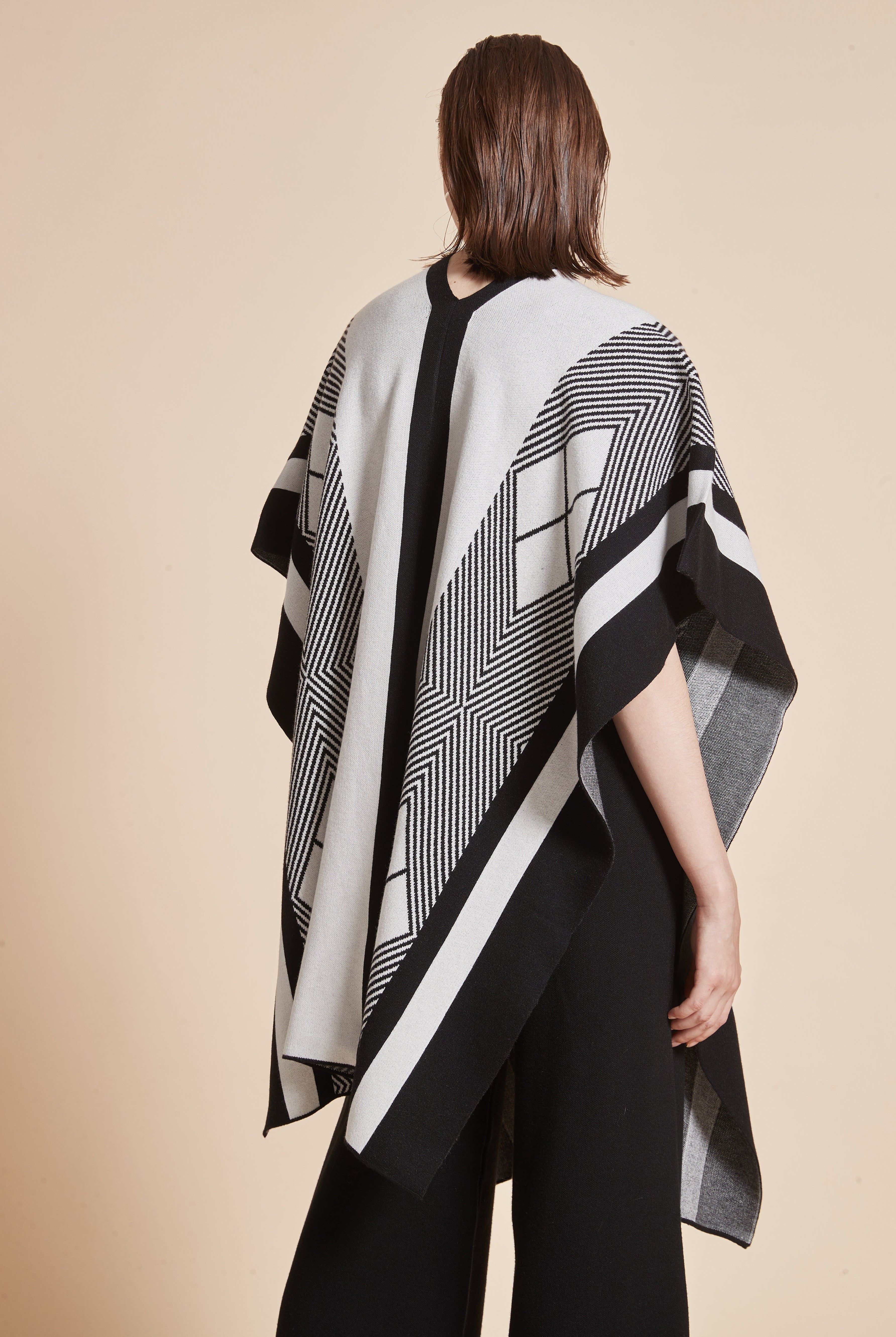 يولا جاكيت نسائي طويل مخطط بكم فراشة قصير