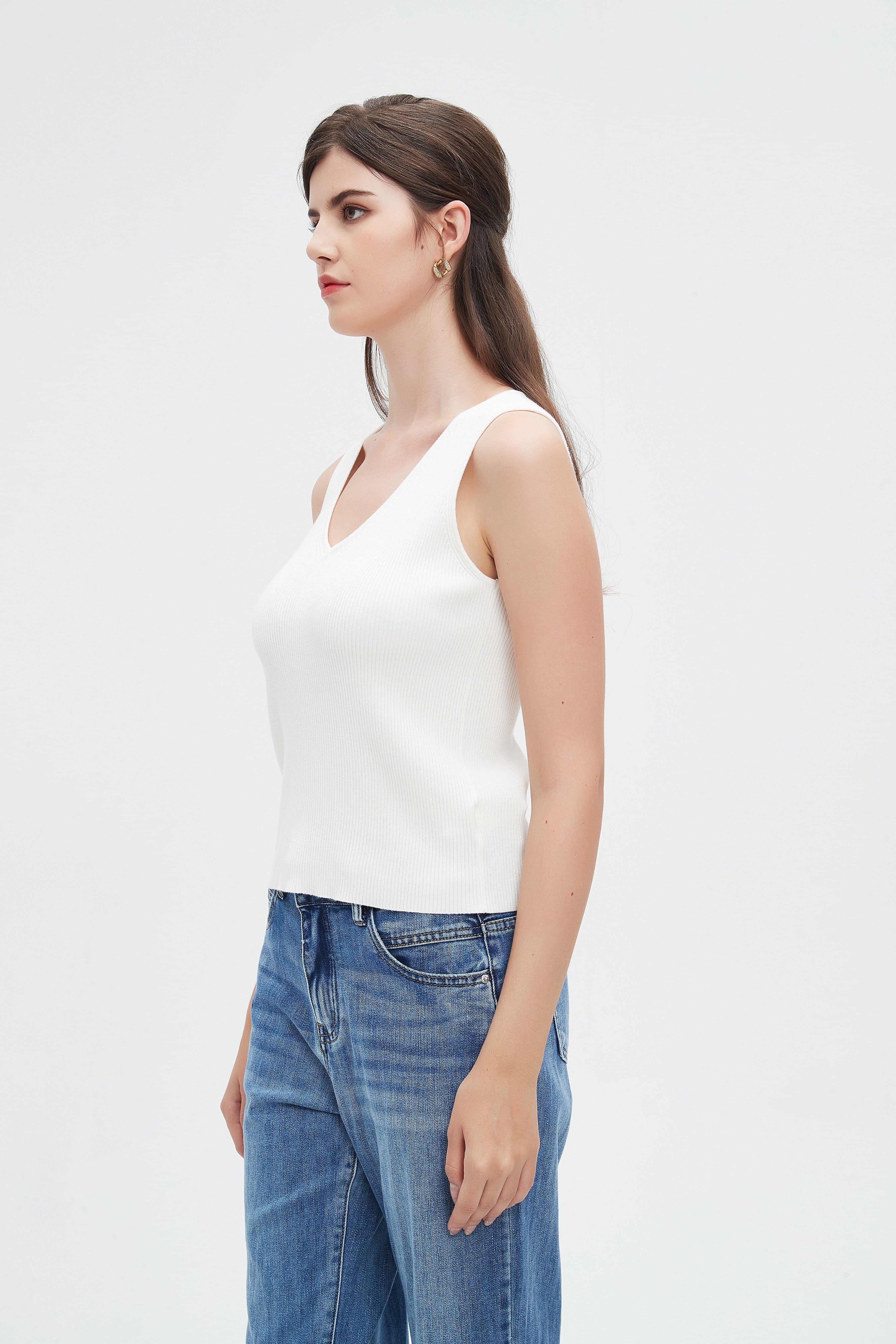 نتشي بلوزة نسائية بدون اكمام فتحة صدر حرف V