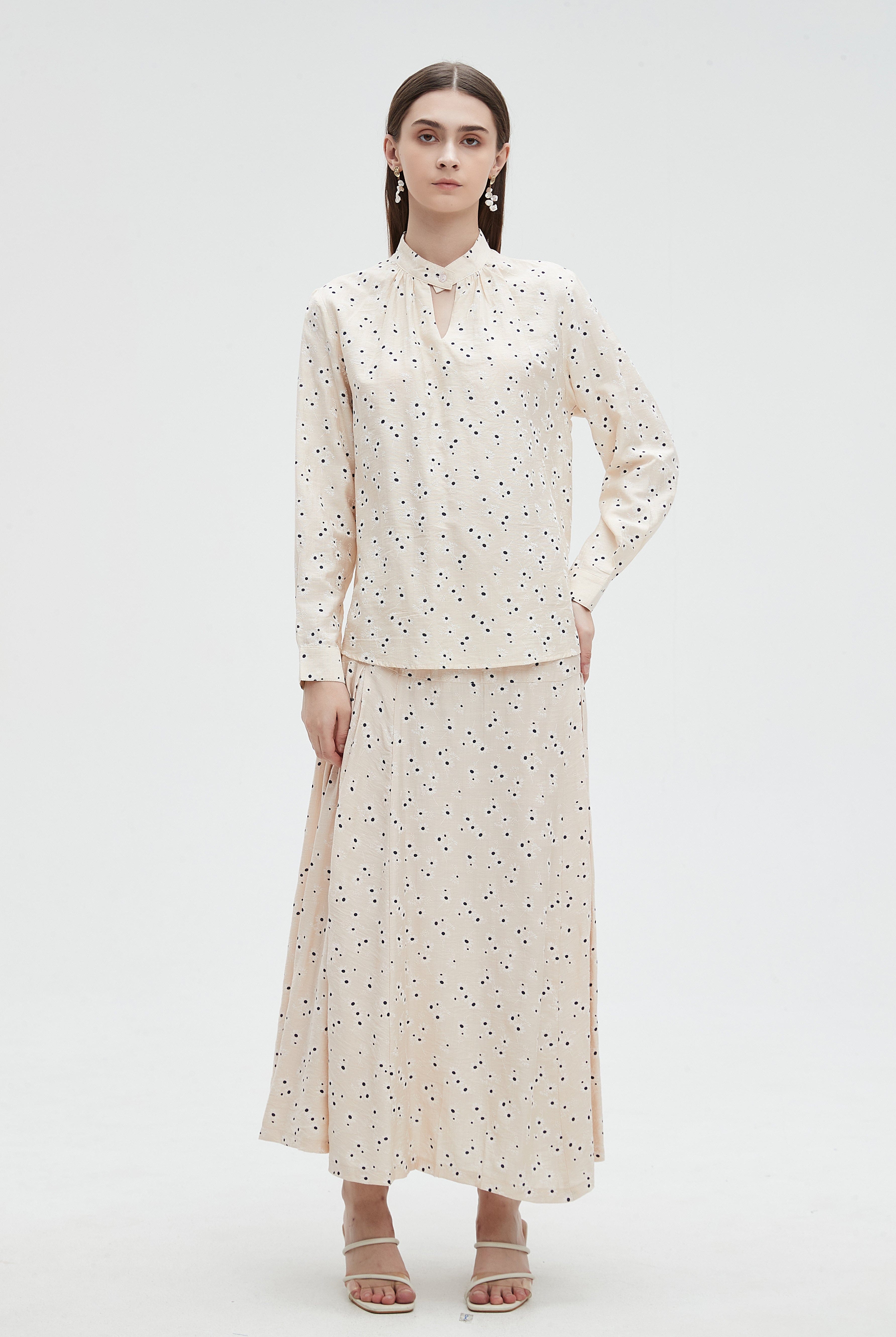 ميكا بلوزة نسائية منقطة برقبة وفتحة صدر بكم طويل